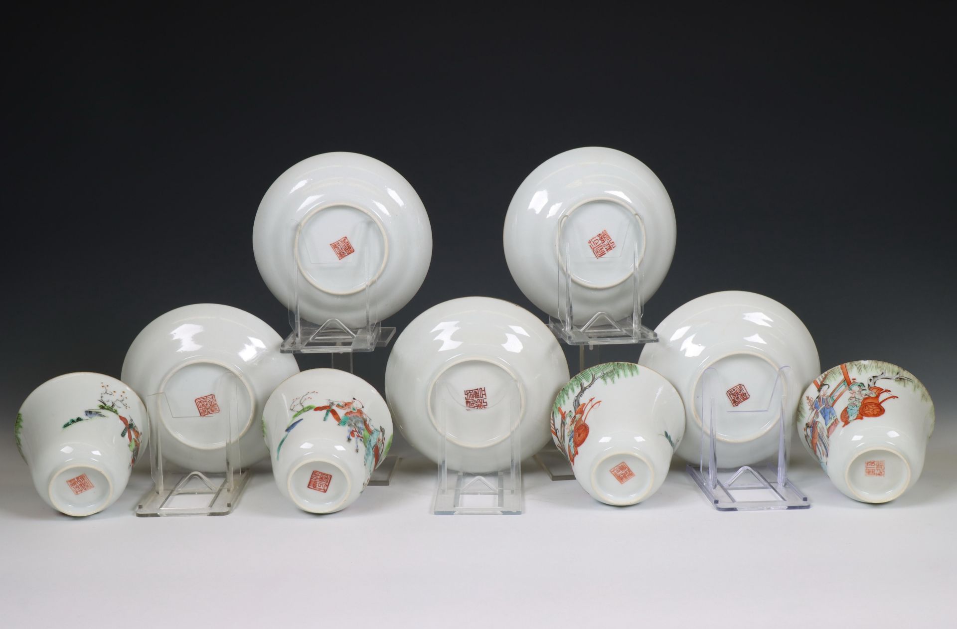 China, a set of four famille rose porcelain cups and five saucers, 18th century, - Bild 3 aus 4