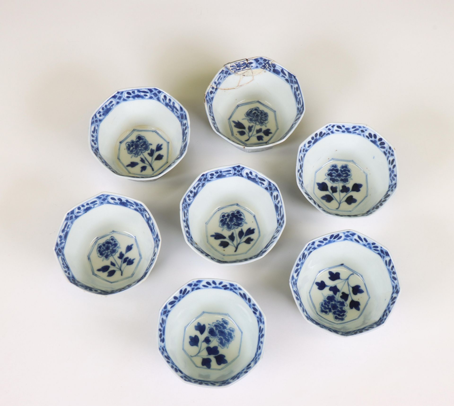 China, a set of seven blue and white porcelain cups and six saucers, Kangxi period (1662-1722), - Image 3 of 5