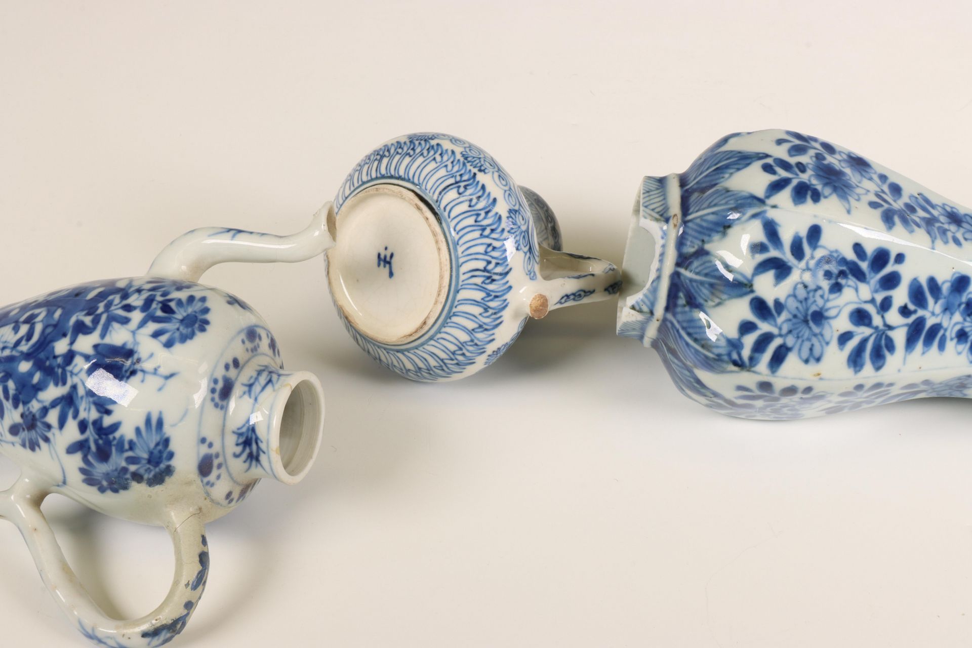 China, a small collection of blue and white porcelain, 18th-19th century, - Bild 2 aus 3