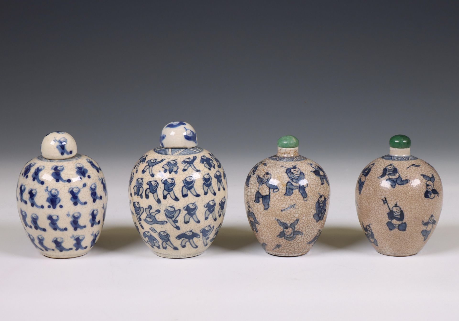 China, four soft paste blue and white 'one hundred boys' jarlets and covers, 19th century, - Bild 2 aus 5