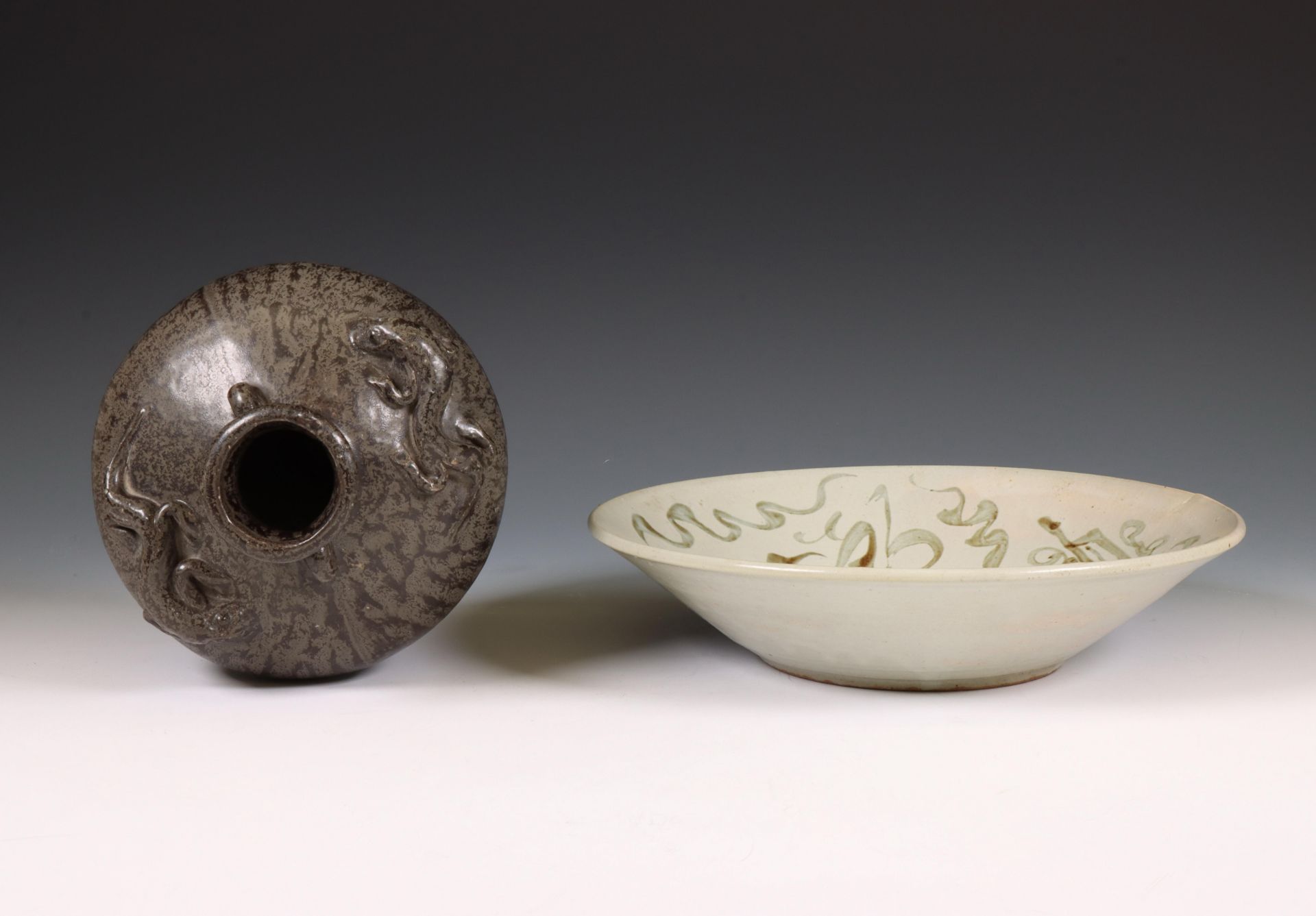 China, Swatow dish and black-glazed Sung-style vase, - Bild 3 aus 3