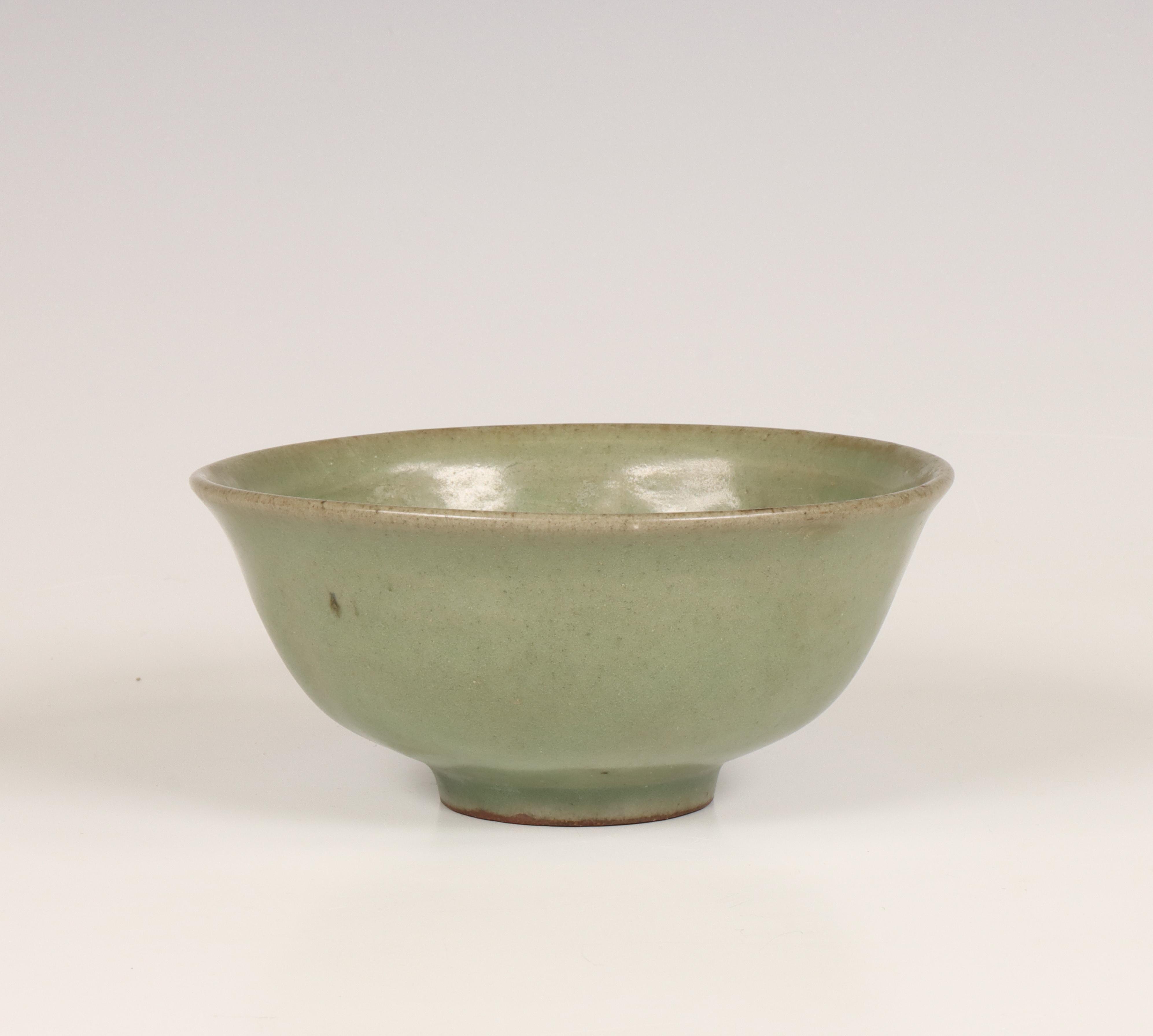 China, celadon-glazed bowl, Ming dynasty (1368-1644), - Image 4 of 6