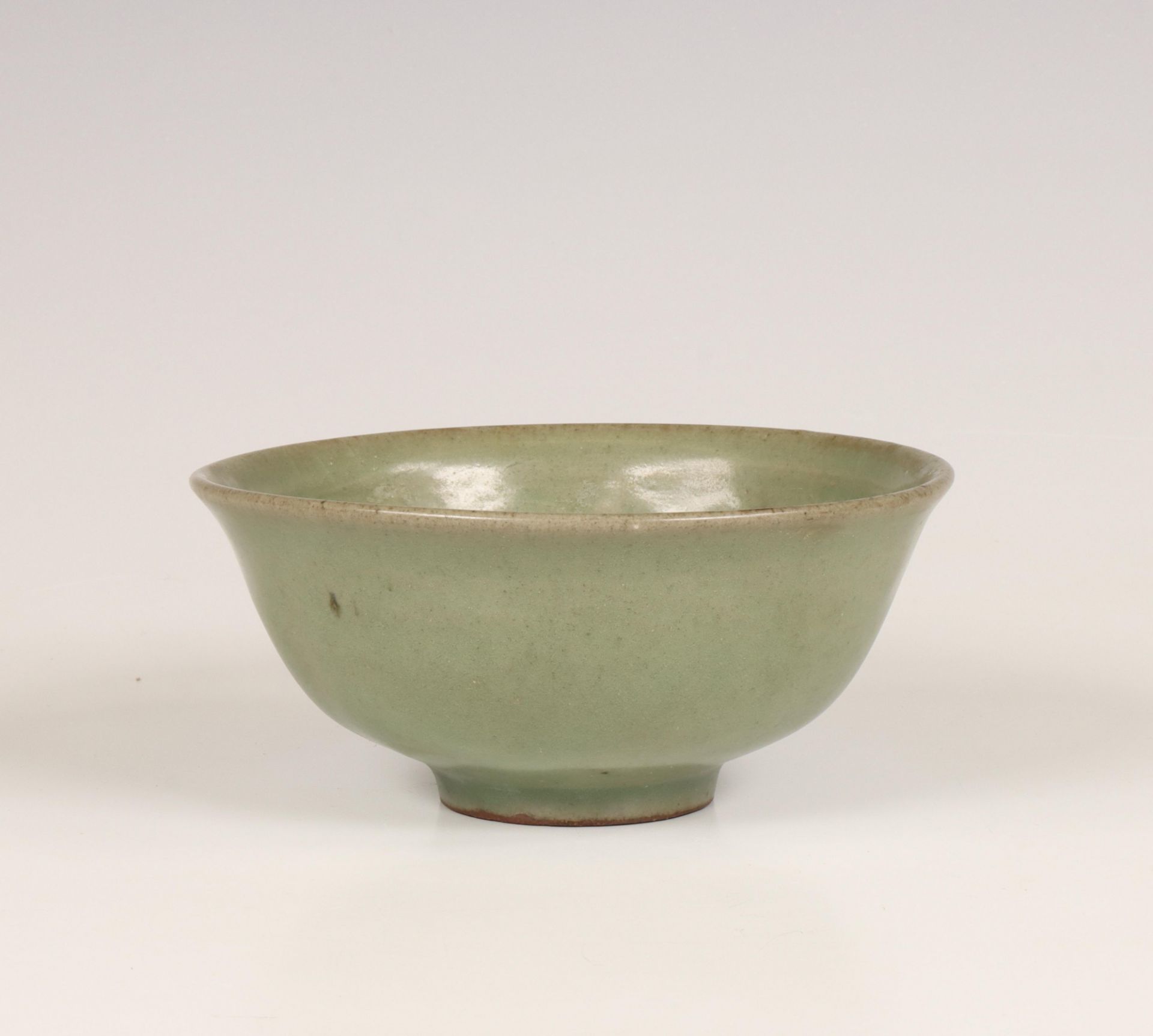 China, celadon-glazed bowl, Ming dynasty (1368-1644), - Bild 4 aus 6