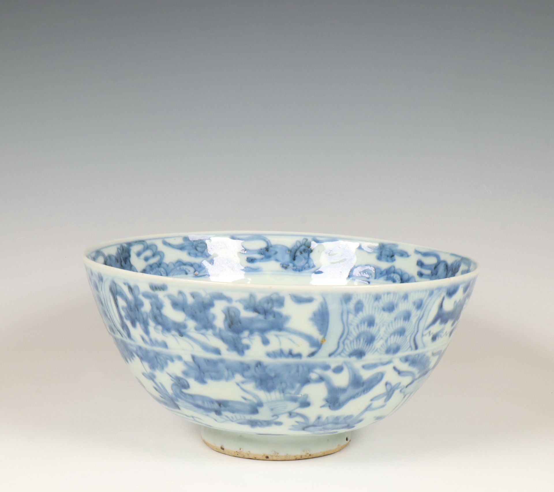 China, a blue and white porcelain bowl, late Ming dynasty (1368-1644), - Bild 2 aus 11