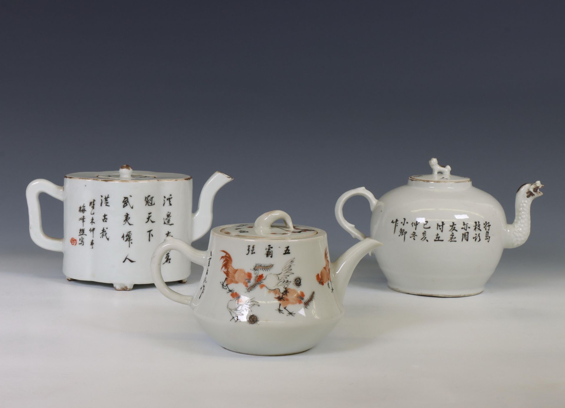 China, three famille rose porcelain teapots and covers, 20th century, - Bild 3 aus 3