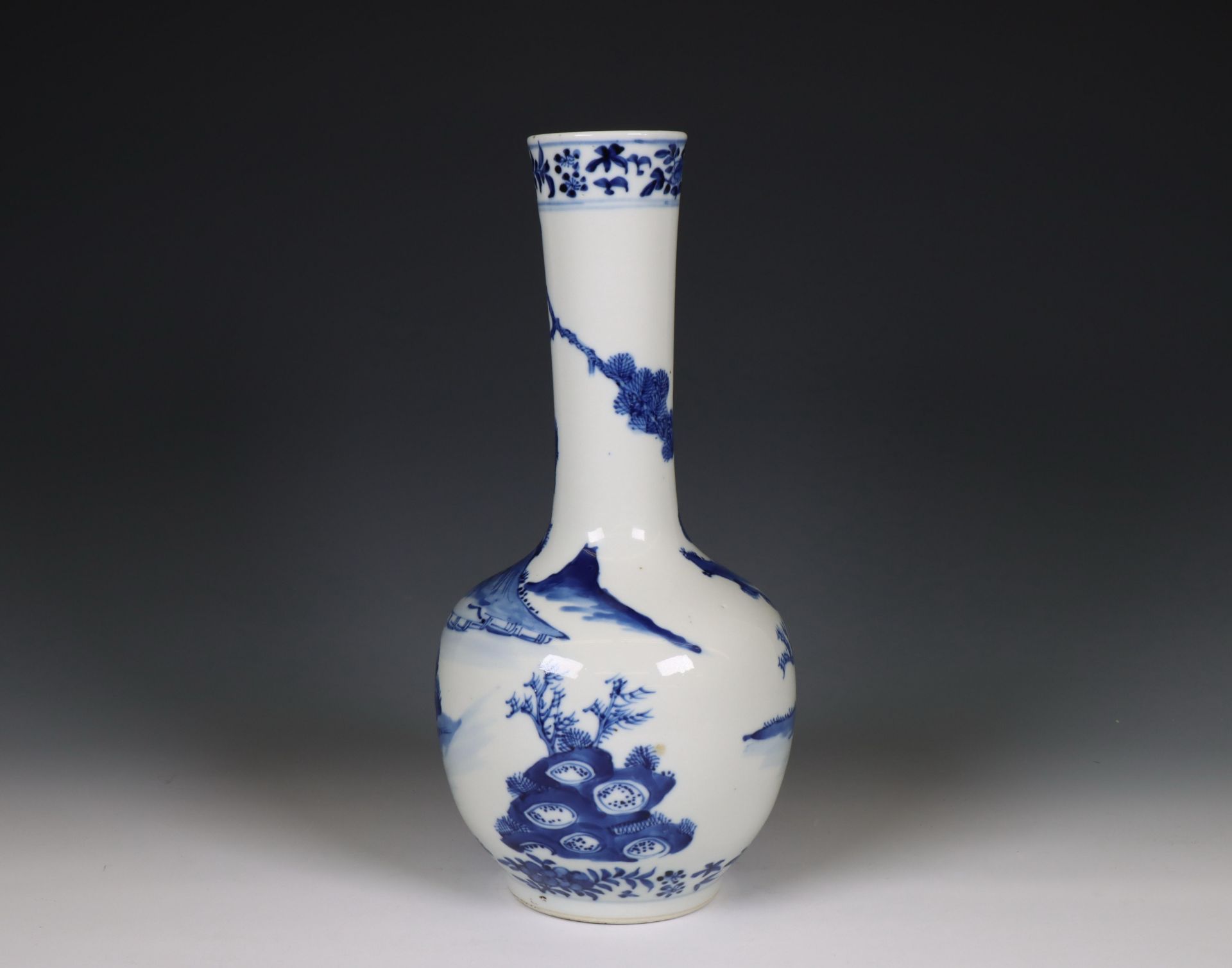 China, a blue and white porcelain bottle vase, 20th century, - Bild 4 aus 6