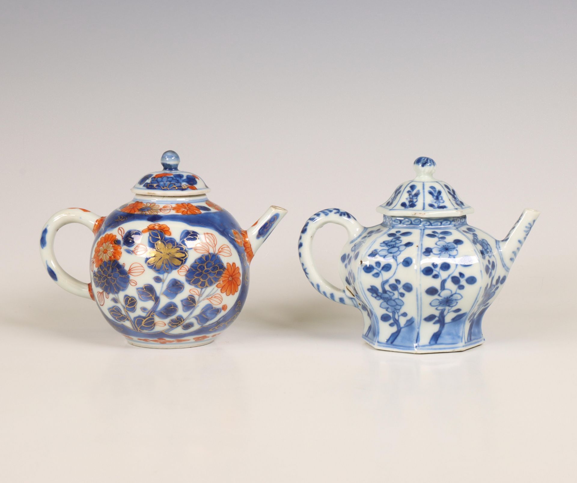 China, a blue and white and an Imari porcelain teapot and cover, 18th century, - Bild 3 aus 3