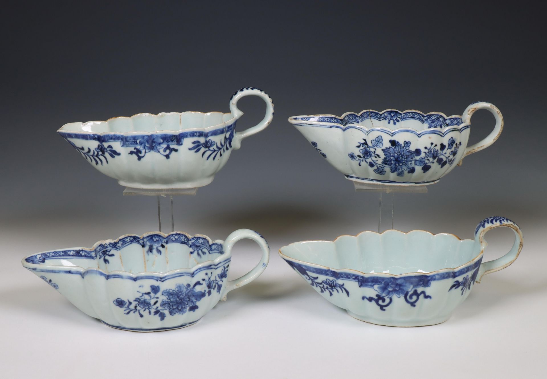 China, a set of three and a single blue and white porcelain sauce-boat, Qianlong period (1736-1795), - Bild 3 aus 3