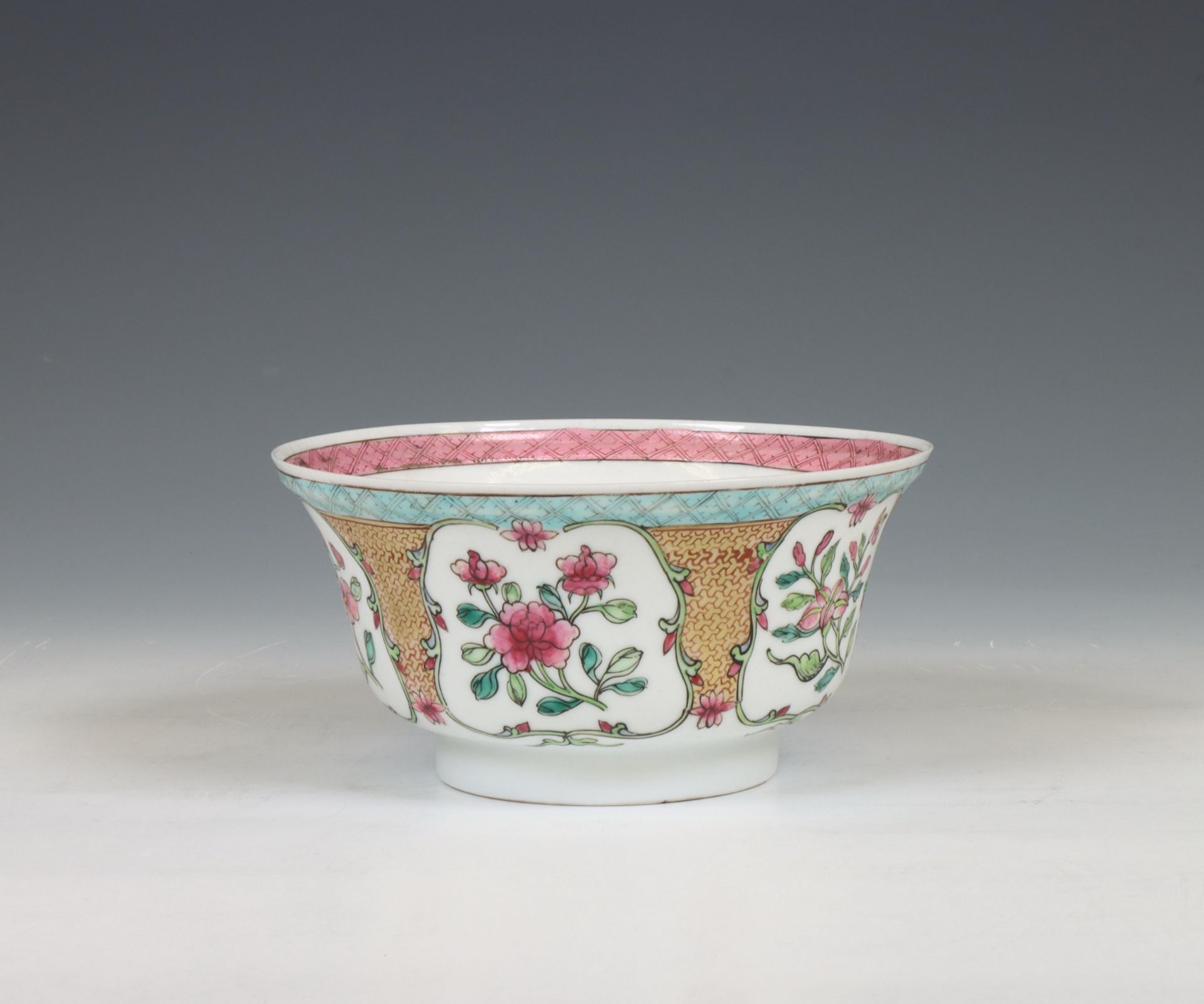 China, famille rose porcelain bowl, late Qing dynasty (1644-1912), - Bild 2 aus 6