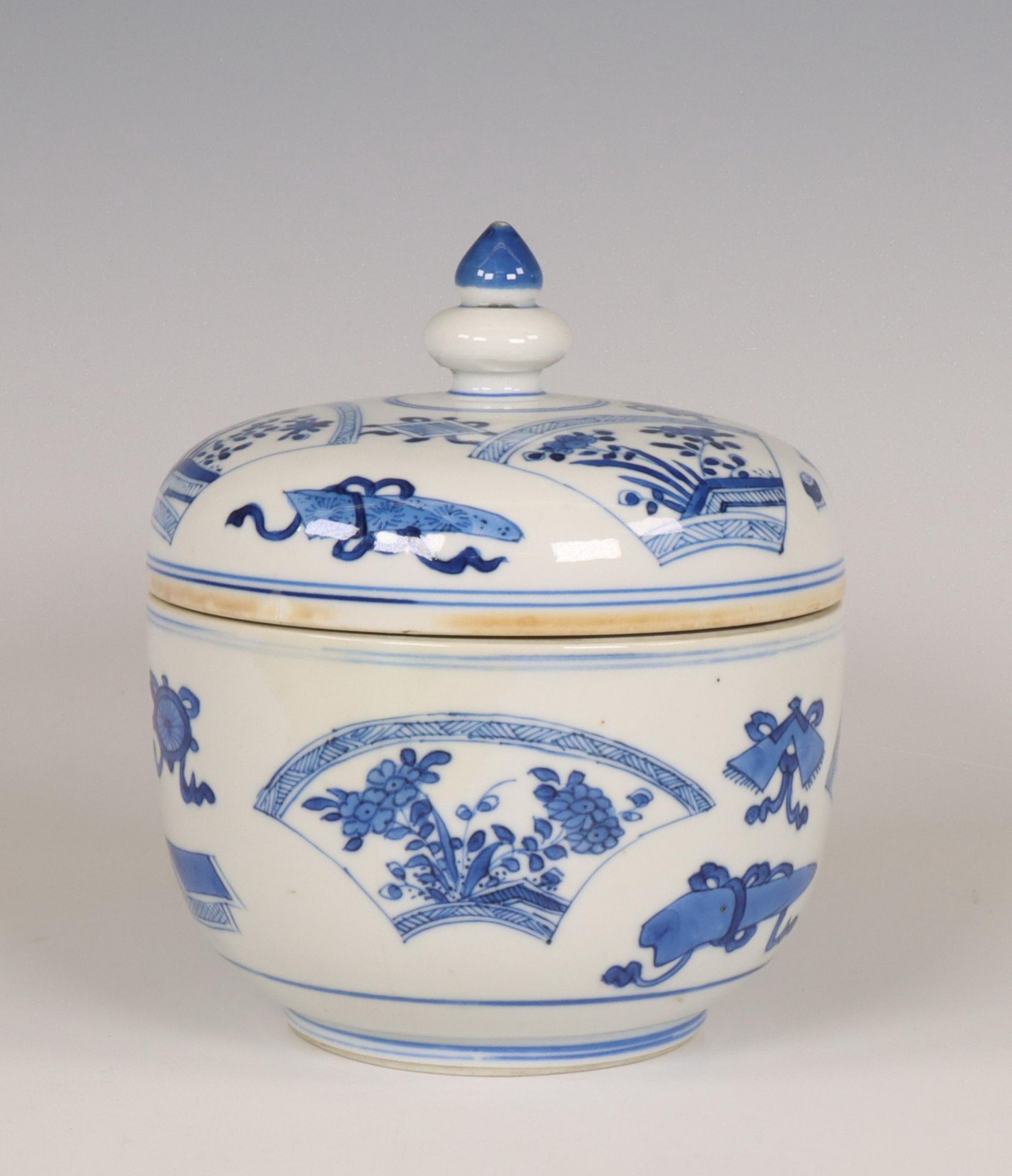 China, a blue and white porcelain box and cover, Kangxi period (1662-1722), - Bild 2 aus 7