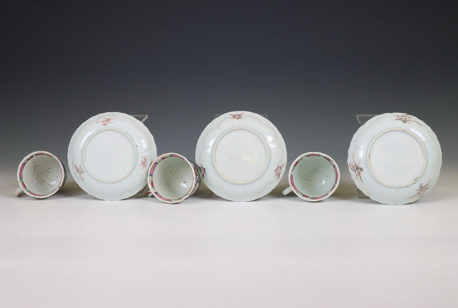 China, set of three famille rose porcelain cups and saucers, Qianlong period (1736-1795), - Bild 2 aus 3