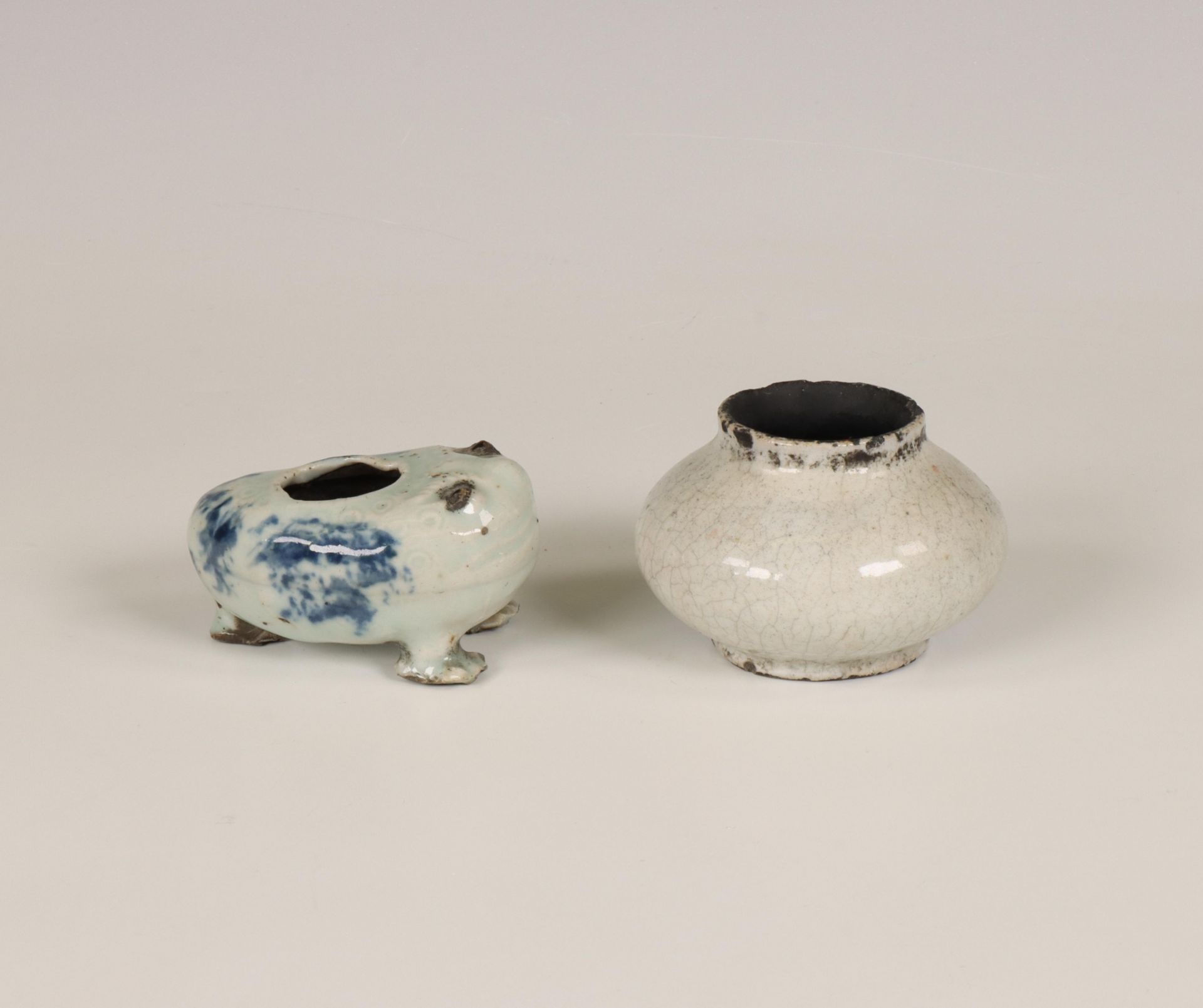 China, blue and white porcelain water dropper and an ink pot, Ming dynasty (1368-1644), - Image 2 of 6