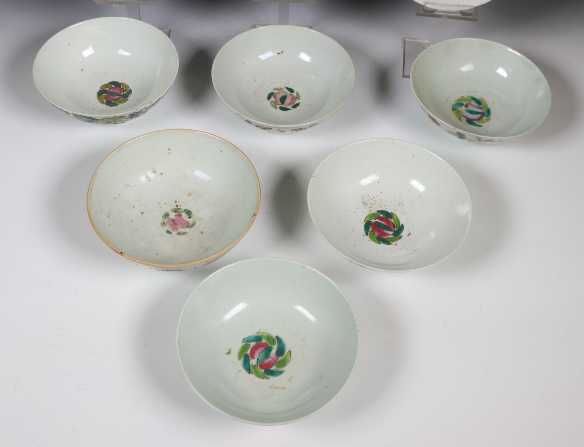 China, collection of famille rose porcelain bowls and saucers, 20th century, - Bild 3 aus 3