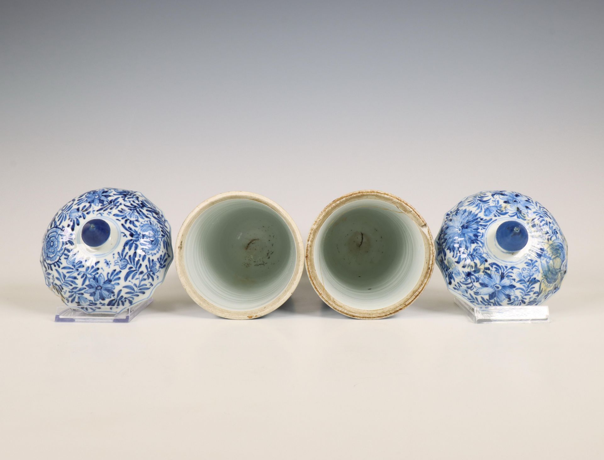 China, a pair of blue and white porcelain beaker vases and covers, Kangxi period (1662-1722), - Image 3 of 5