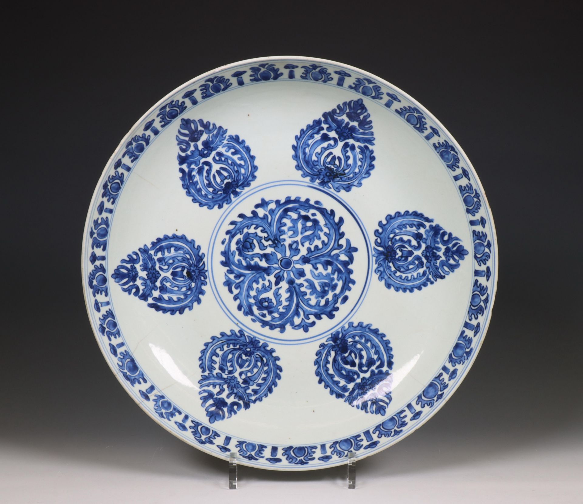 China, blue and white porcelain 'double vajra' dish, 18th century,