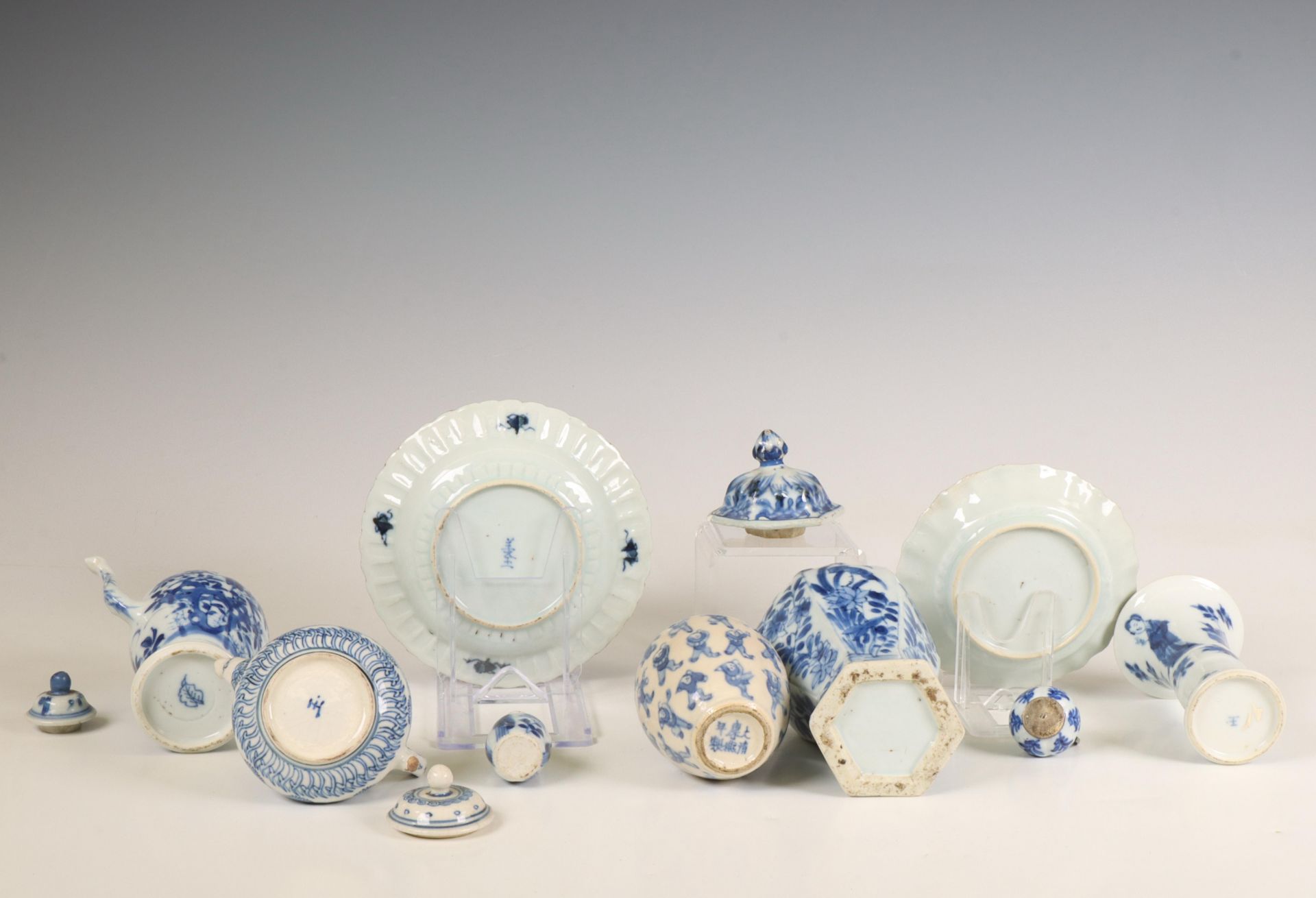 China, a small collection of blue and white porcelain, 18th-19th century, - Bild 3 aus 3