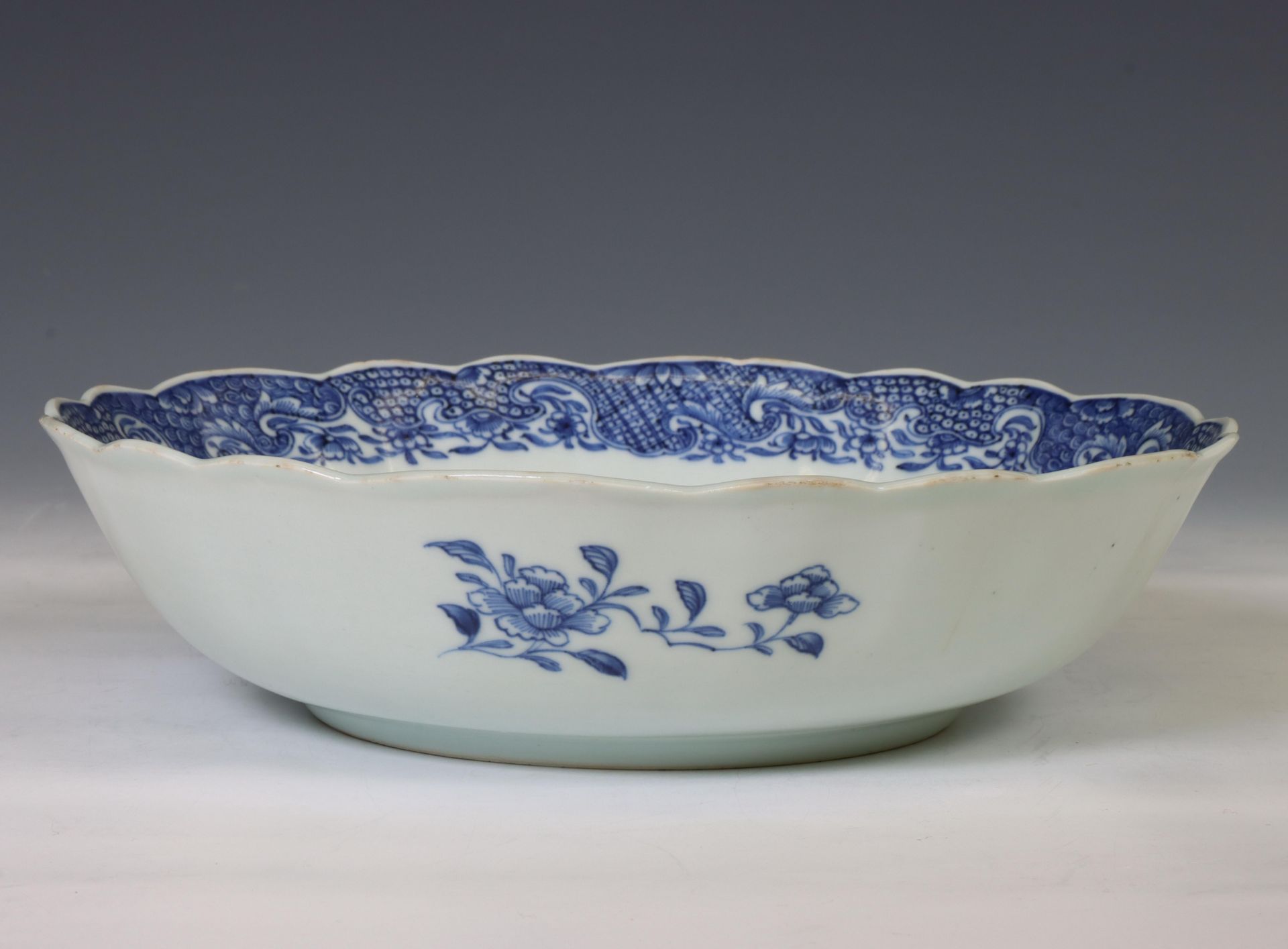 China, a blue and white porcelain dish, Qianlong period (1736-1795), - Bild 2 aus 2