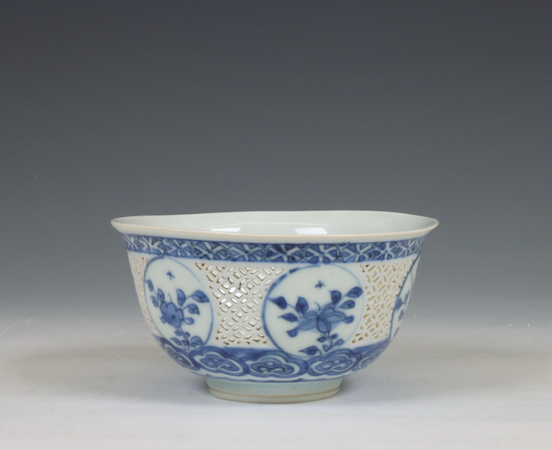 China, a blue and white porcelain openworked bowl, 18th century, - Bild 3 aus 6