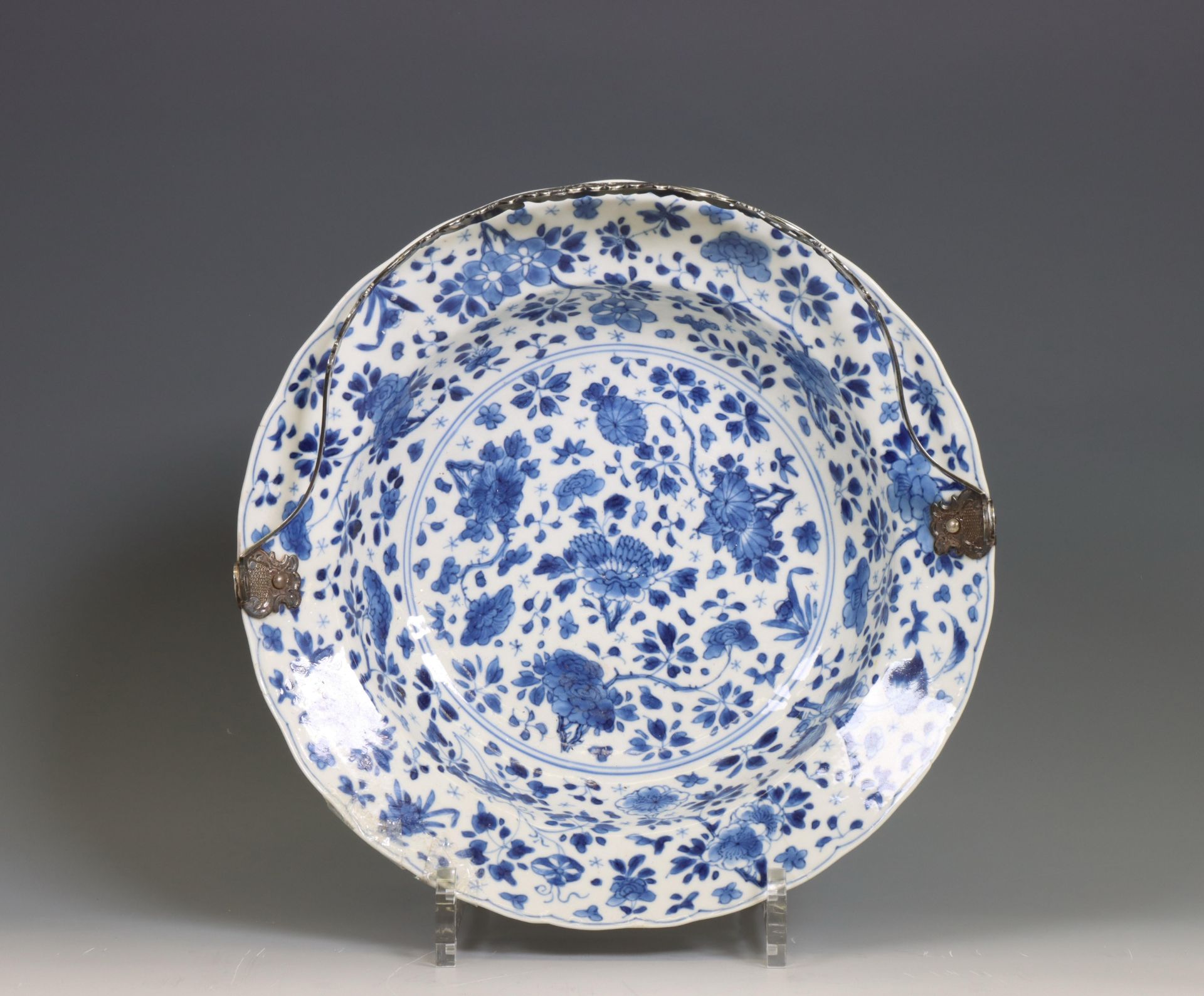 China, a silver-mounted blue and white porcelain plate, Kangxi period (1662-1722), the silver later, - Image 4 of 4