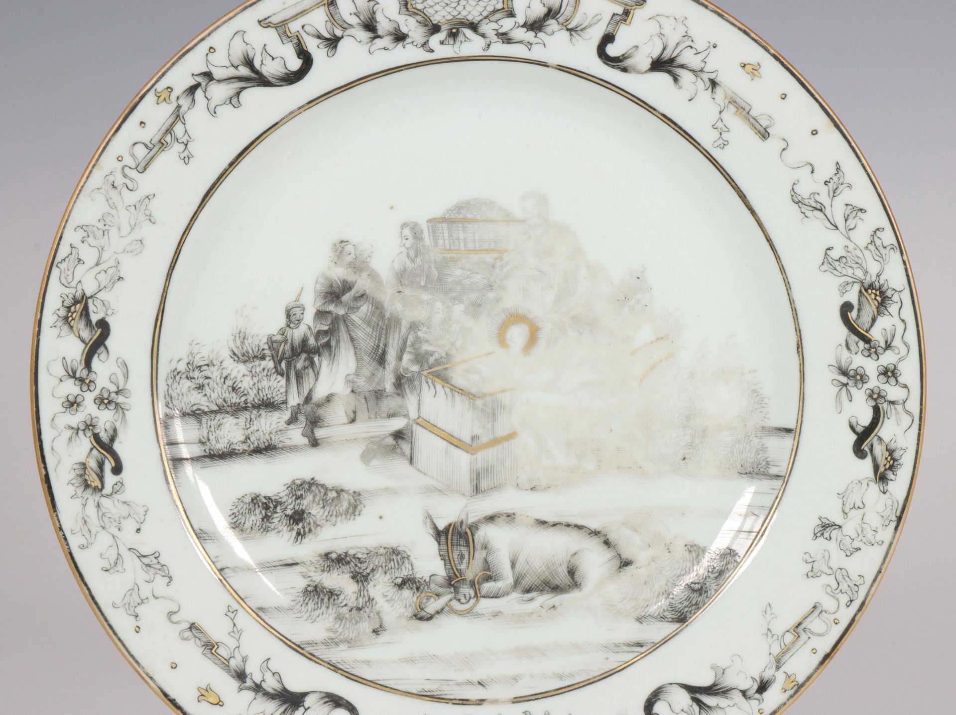 China, an export grisaille and gilt-decorated religious subject plate, ca. 1740, - Bild 3 aus 3