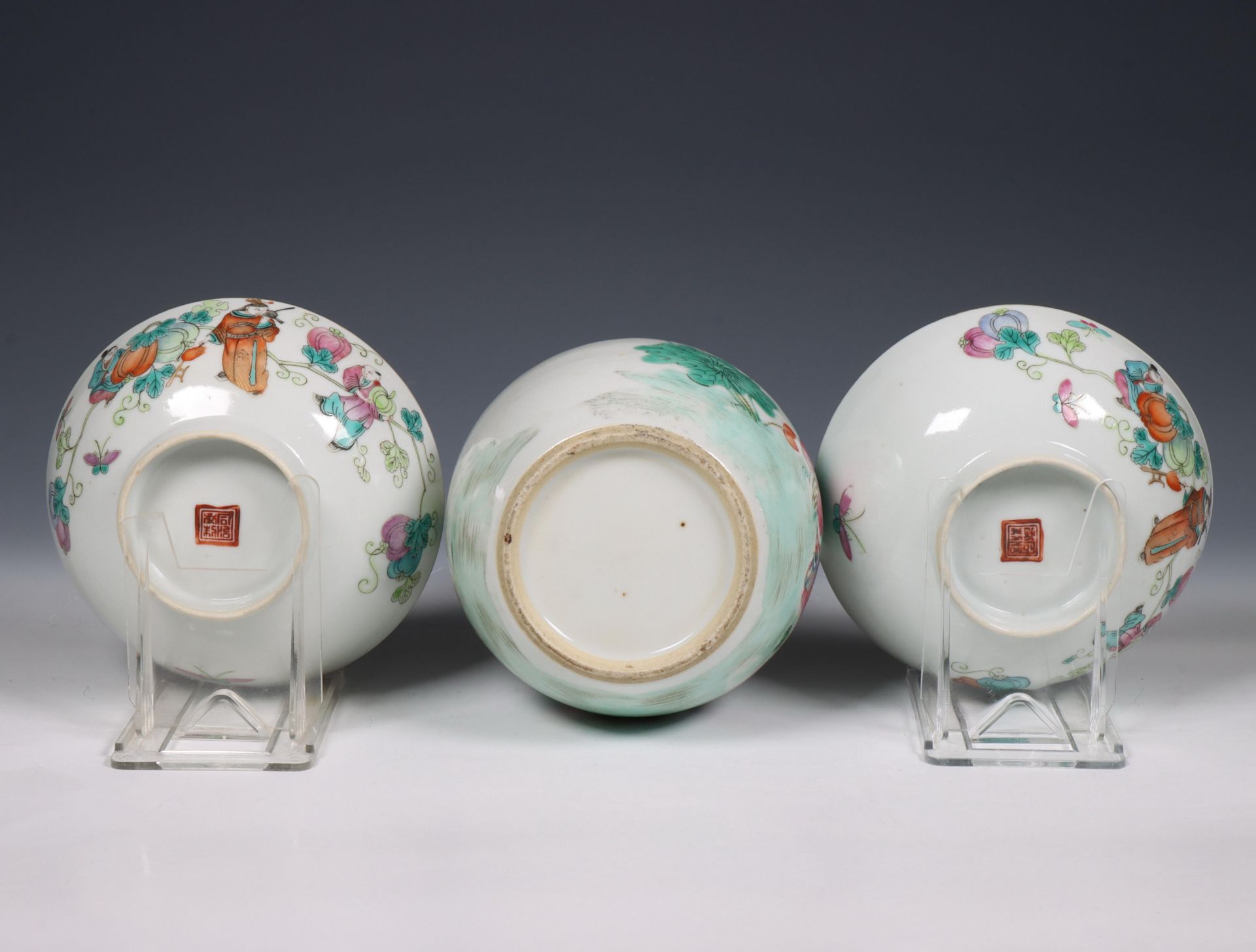 China, a small collection of famille rose porcelain, 20th century, - Bild 3 aus 4