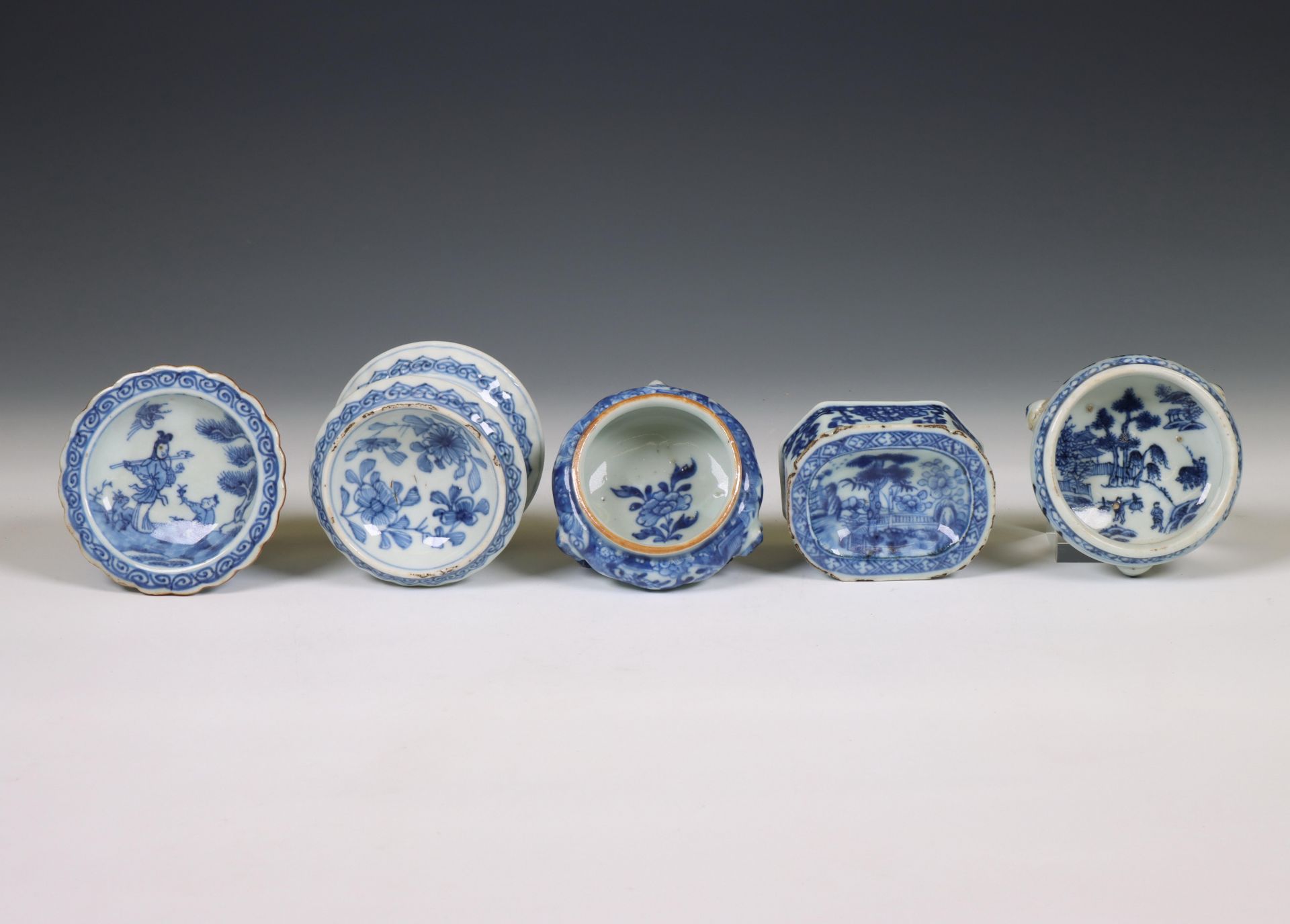 China, five various blue and white porcelain salt cellars, Qianlong period (1736-1795), - Bild 3 aus 3