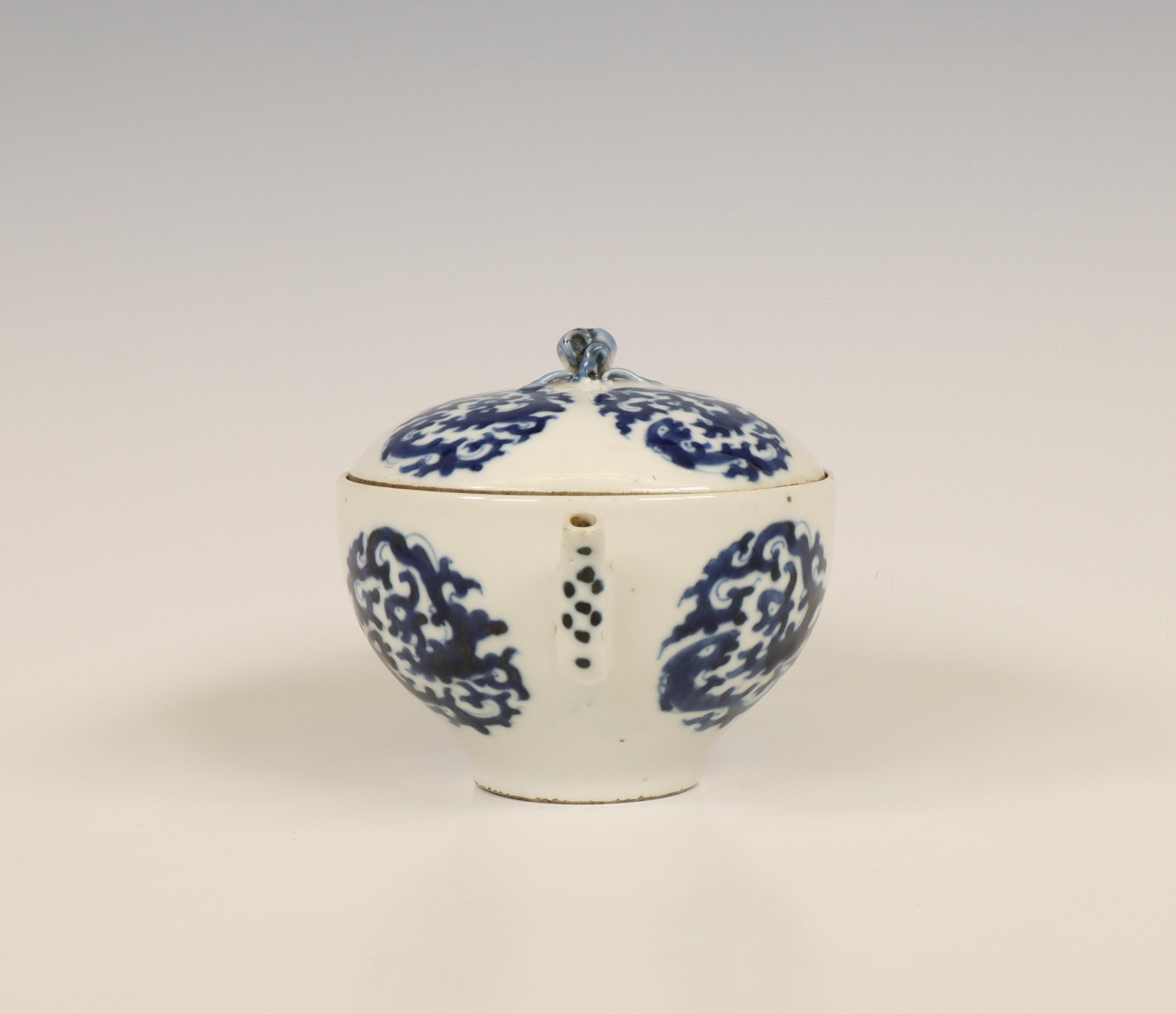 China, a blue and white porcelain 'chilong' teapot and cover, late Qing dynasty (1644-1912), - Image 5 of 9