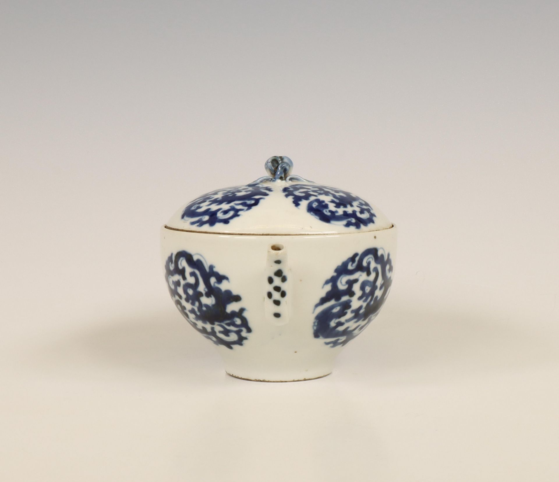 China, a blue and white porcelain 'chilong' teapot and cover, late Qing dynasty (1644-1912), - Bild 5 aus 9