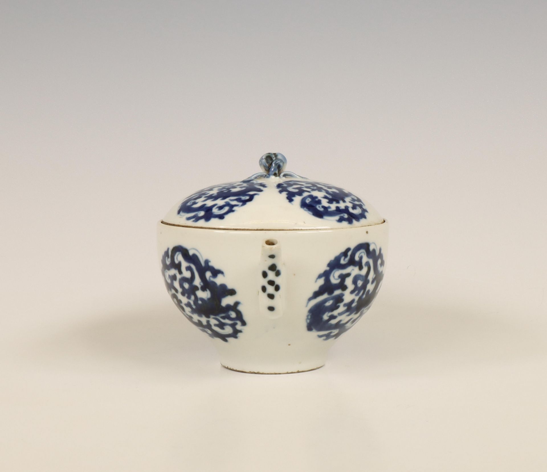 China, a blue and white porcelain 'chilong' teapot and cover, late Qing dynasty (1644-1912), - Image 5 of 9