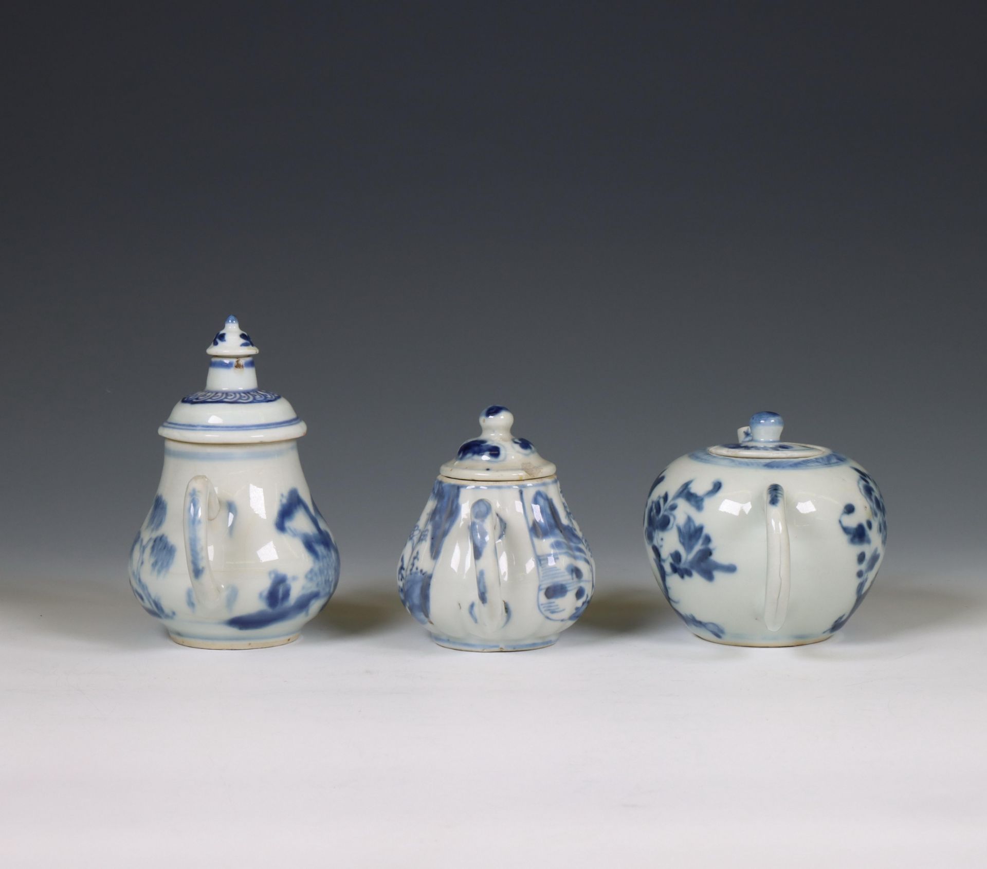 China, three blue and white porcelain teapots, 18th century, - Bild 6 aus 6