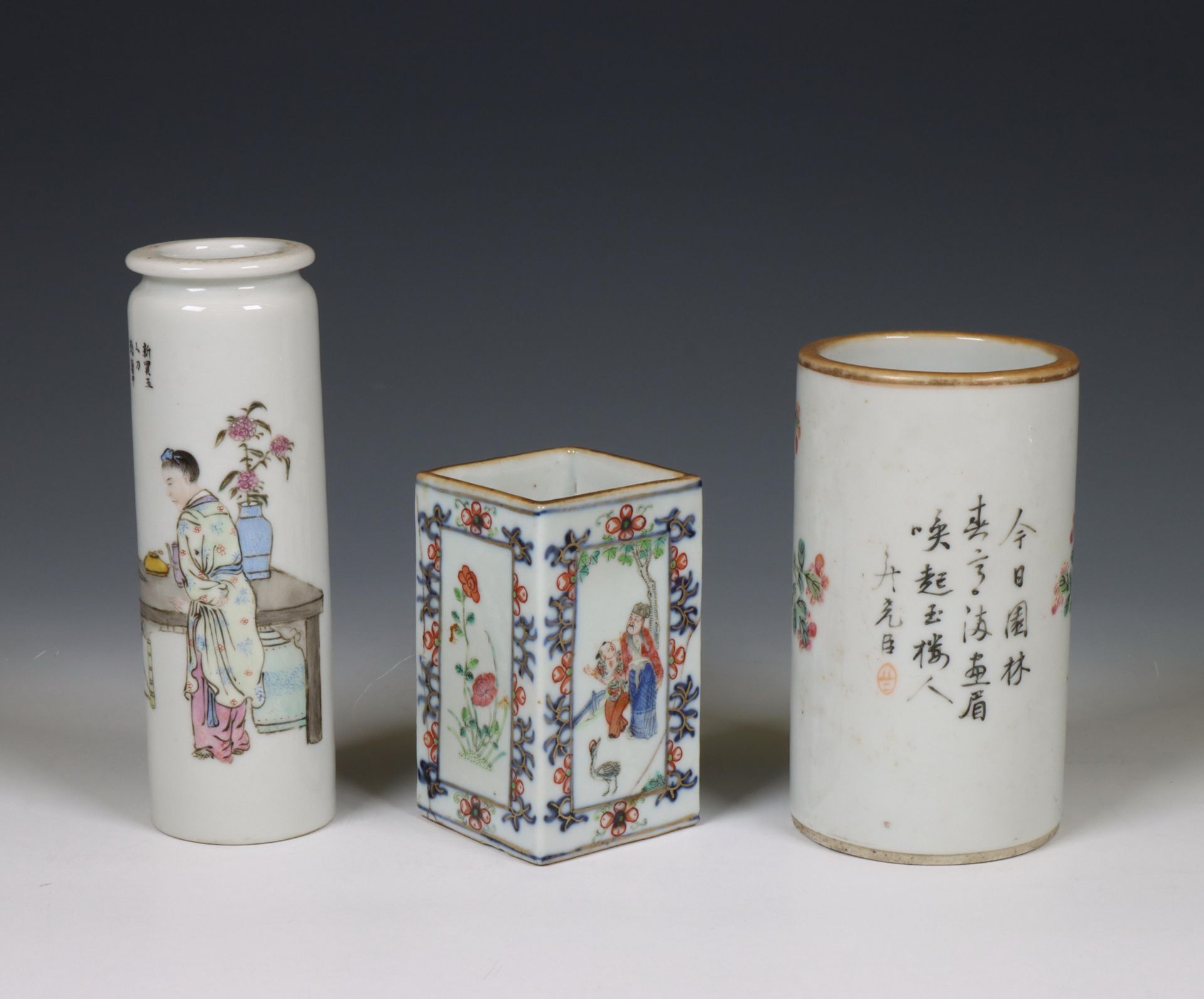 China, three famille rose porcelain brush pots, 20th century, - Bild 3 aus 3