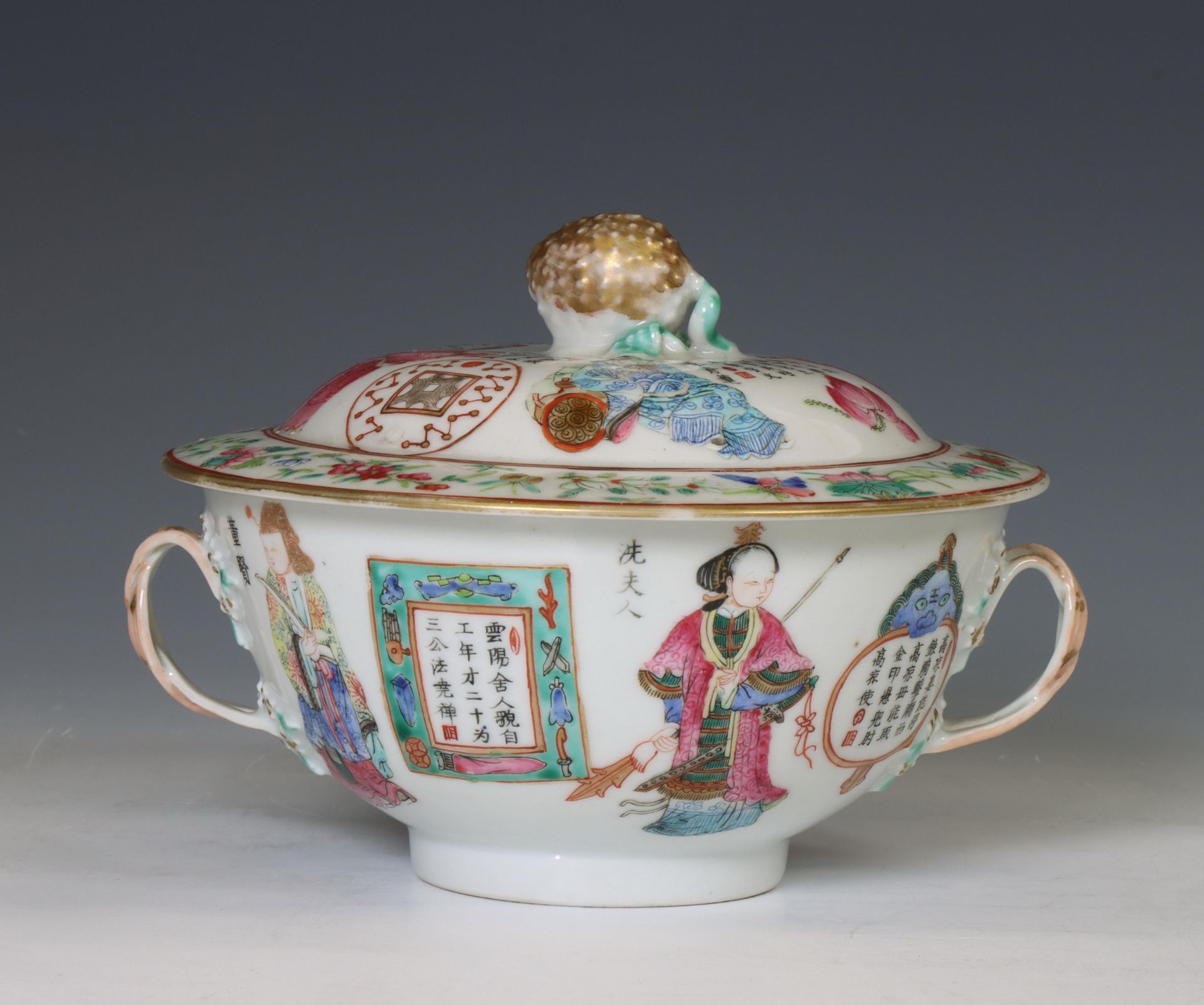 China, a famille rose porcelain 'Wu Shuang Pu' bowl and cover, 19th century, - Bild 2 aus 2