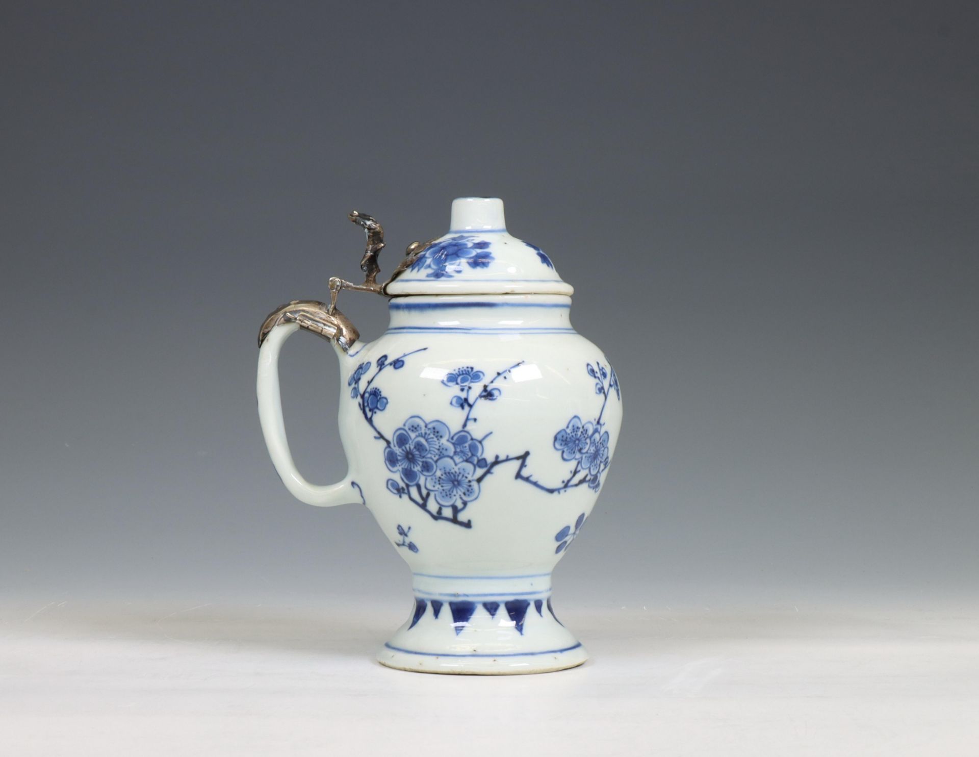 China, a Transitional silver-mounted blue and white mustard-pot and associated cover, mid 17th centu - Image 2 of 6