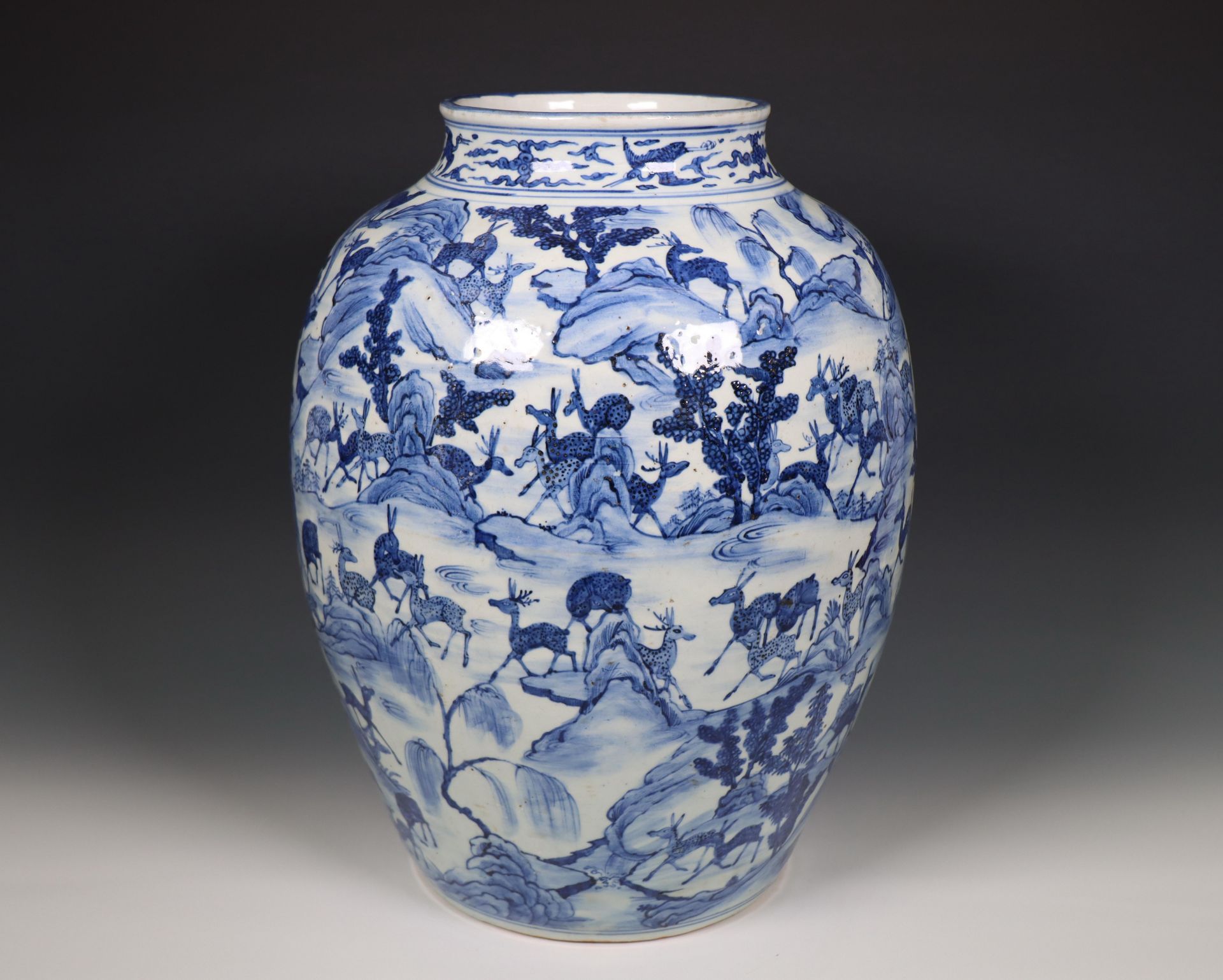 China, blue and white porcelain 'one hundred deer' baluster vase, late Qing dynasty (1644-1912), - Bild 6 aus 6