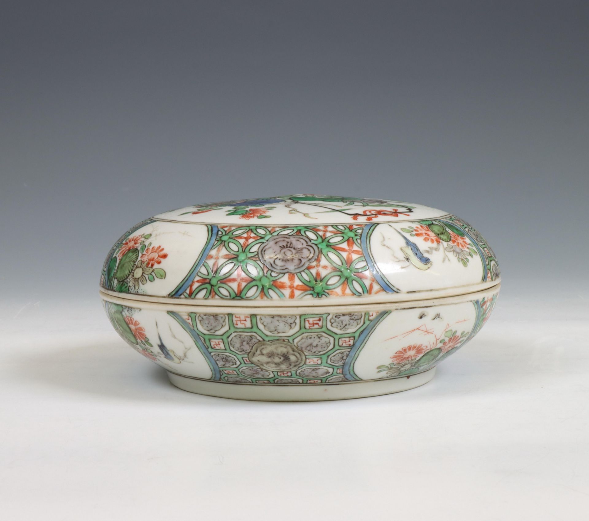 China, a famille verte porcelain circular box and cover, Kangxi period (1662-1722), - Bild 7 aus 10