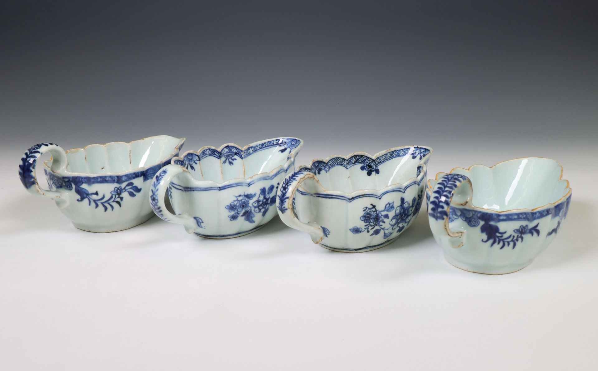 China, a set of three and a single blue and white porcelain sauce-boat, Qianlong period (1736-1795), - Bild 2 aus 3