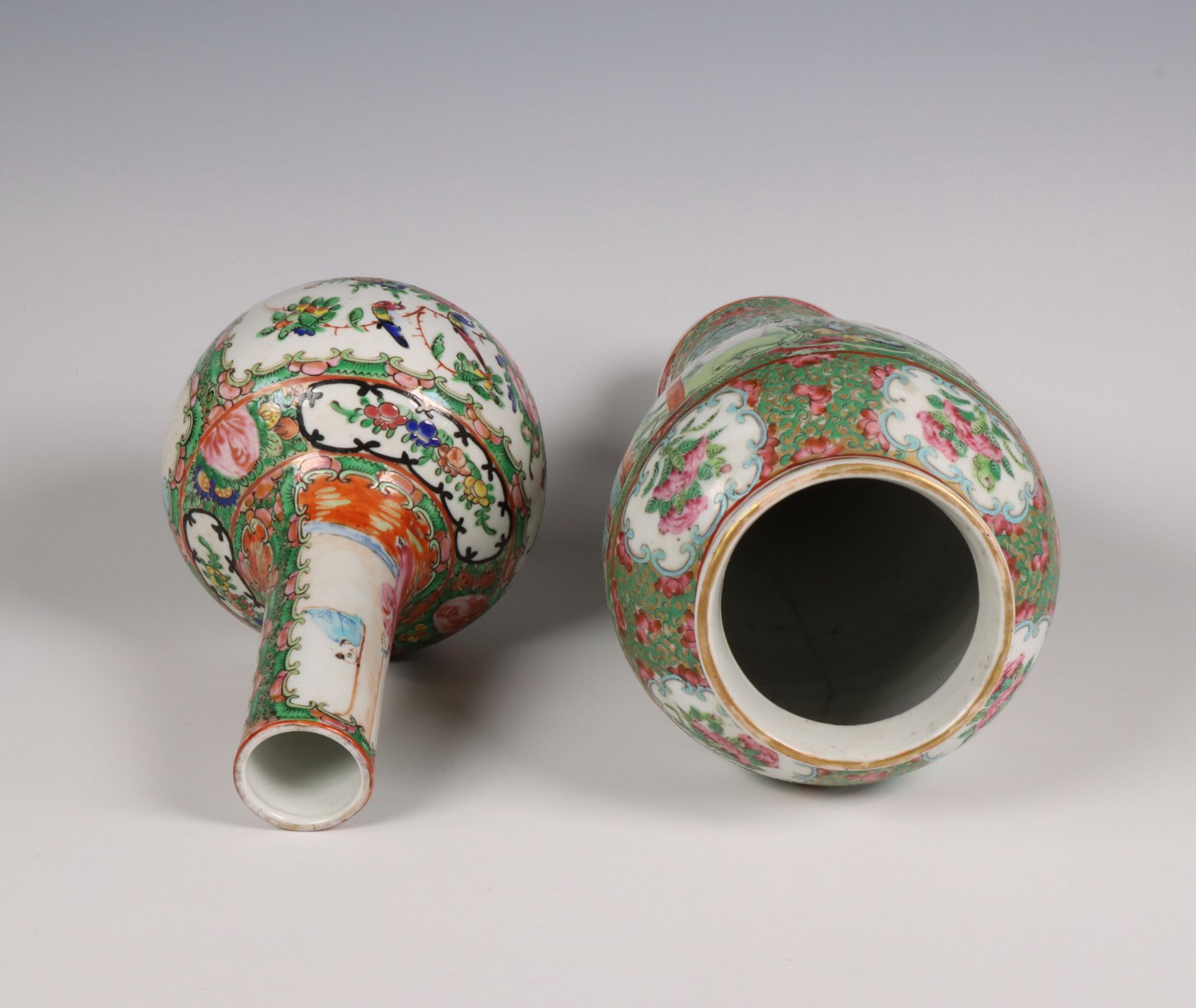 China, two Canton famille rose porcelain vases, 19th century, - Bild 4 aus 6