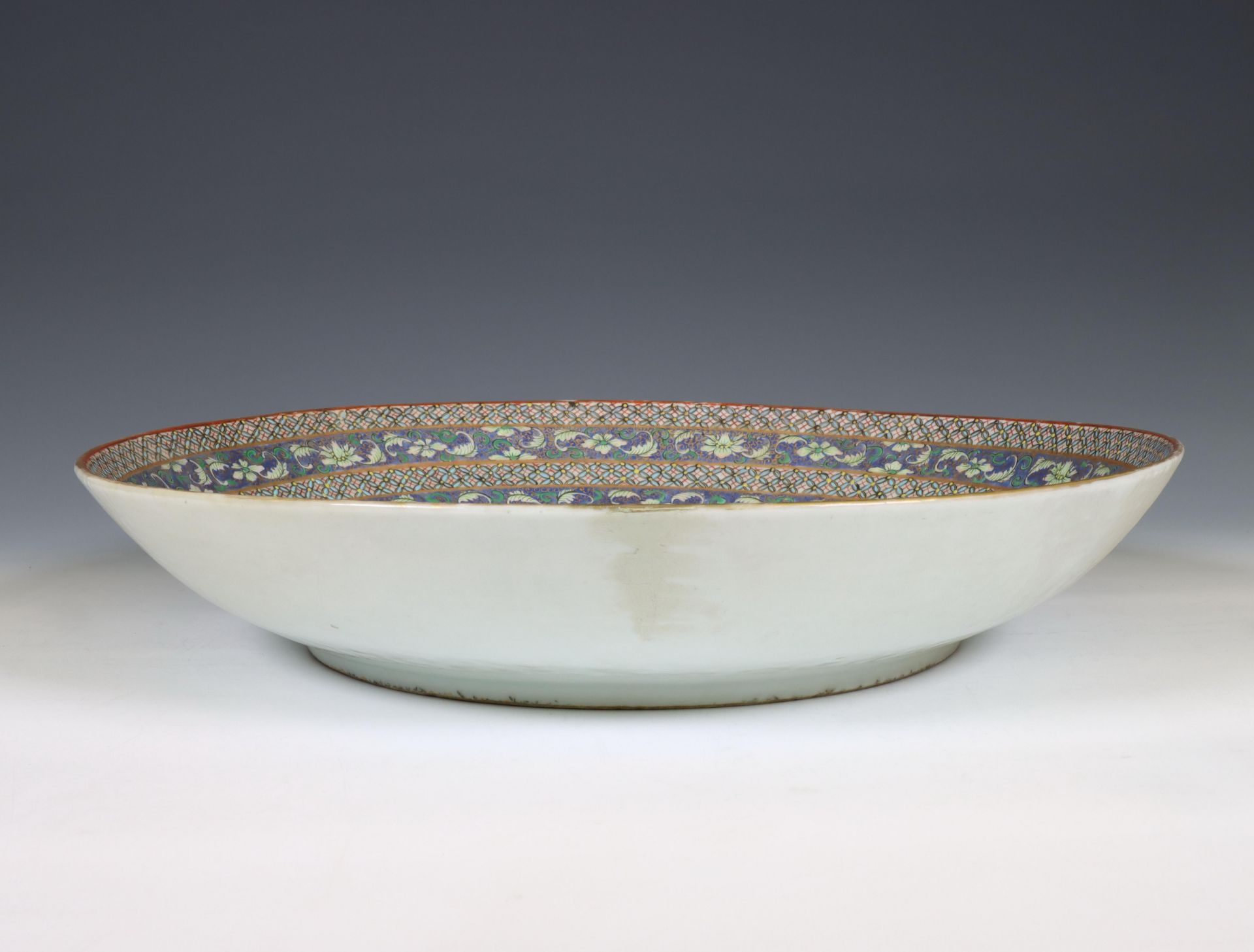 China, a famille verte crackled-ground 'dragon' bowl, 20th century, - Image 5 of 6