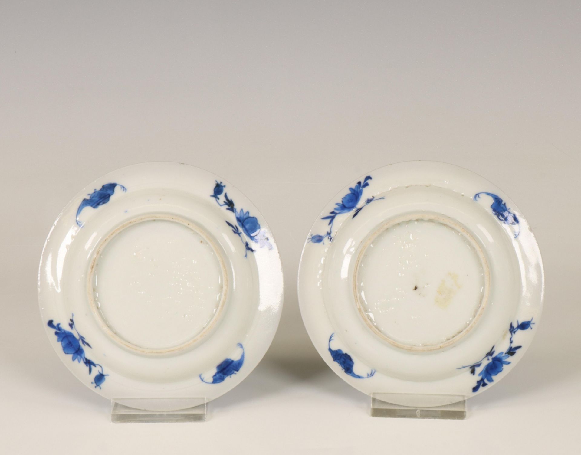 China, a pair of blue and white porcelain saucers, 17th-18th century, - Bild 3 aus 3