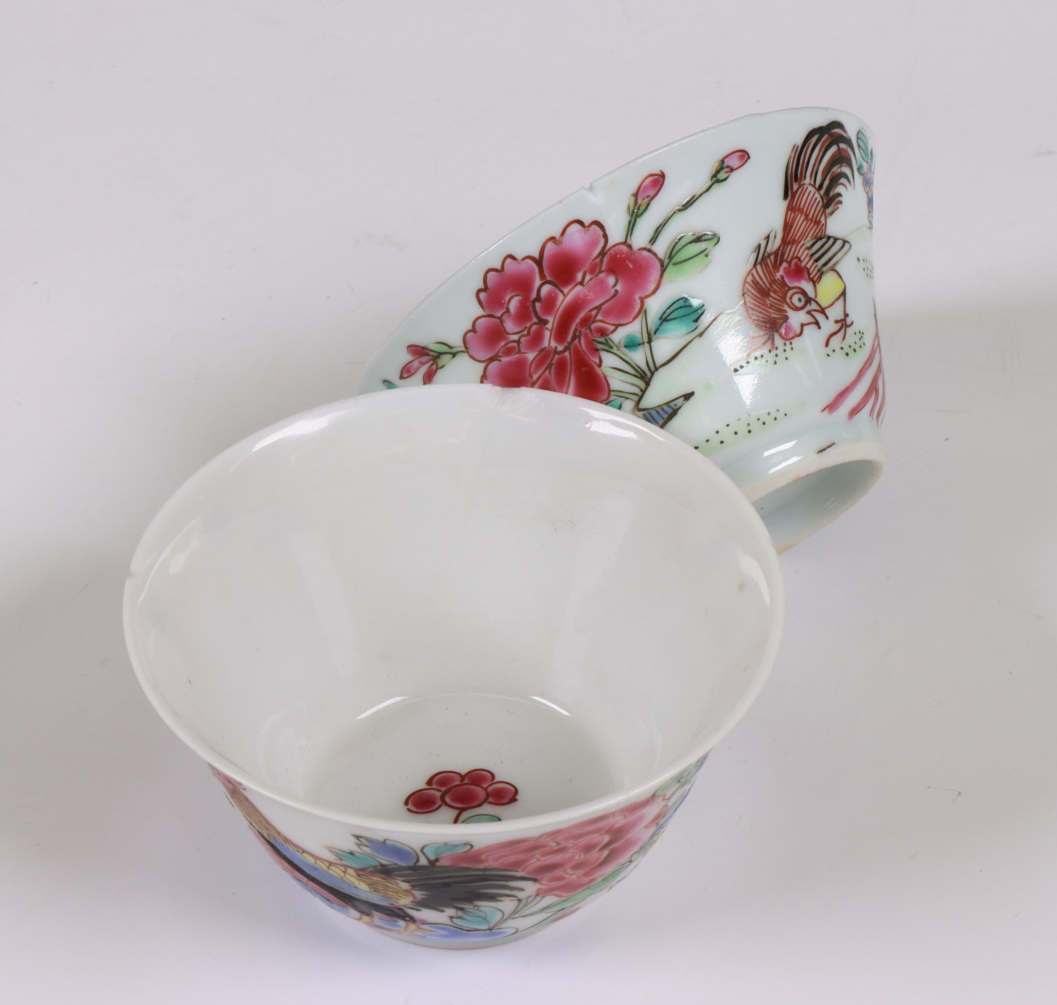 China, an associated set of six famille rose porcelain 'cockerel' cups and seven saucers, 18th/ 19th - Image 3 of 4