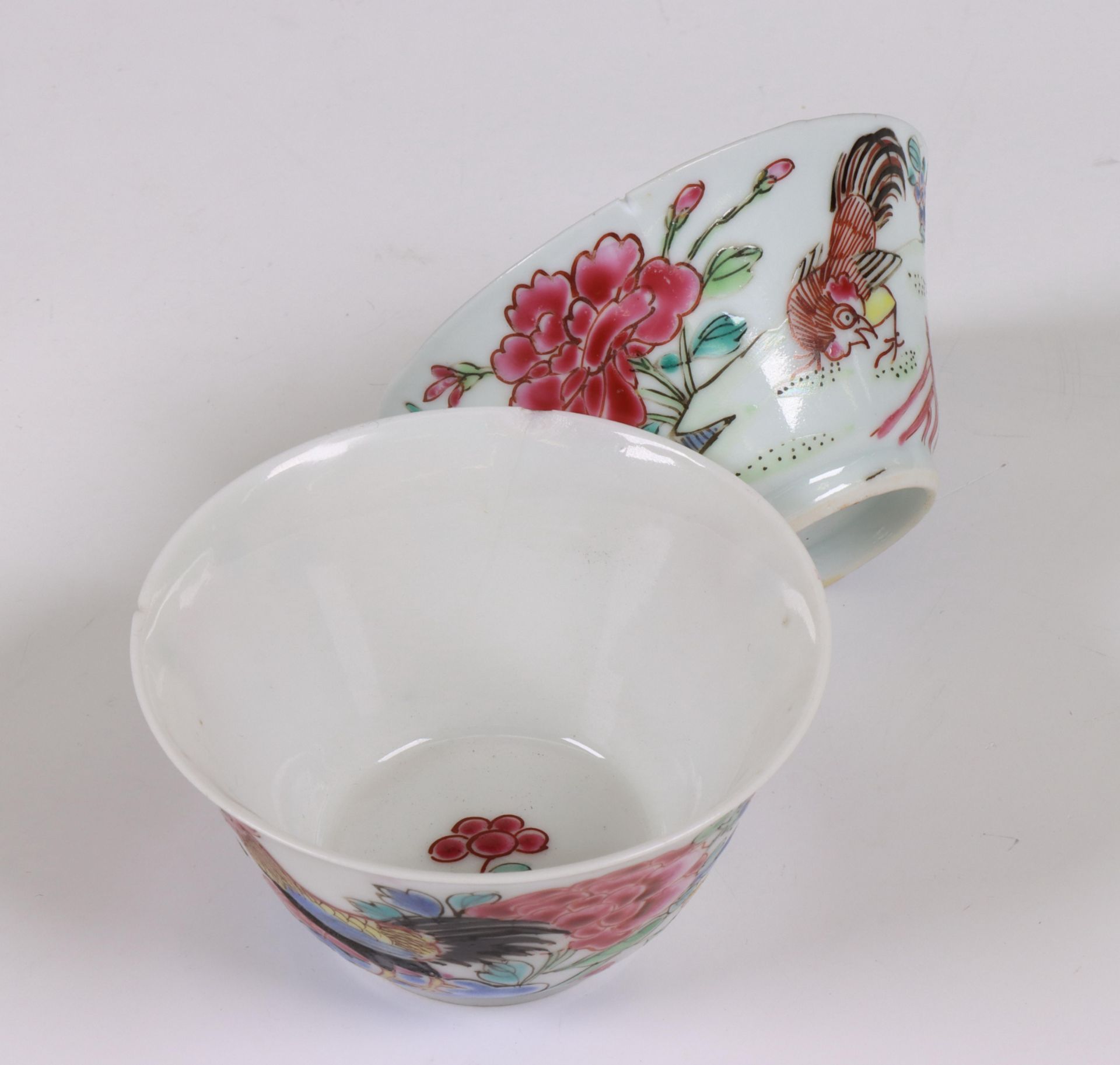 China, an associated set of six famille rose porcelain 'cockerel' cups and seven saucers, 18th/ 19th - Bild 3 aus 4