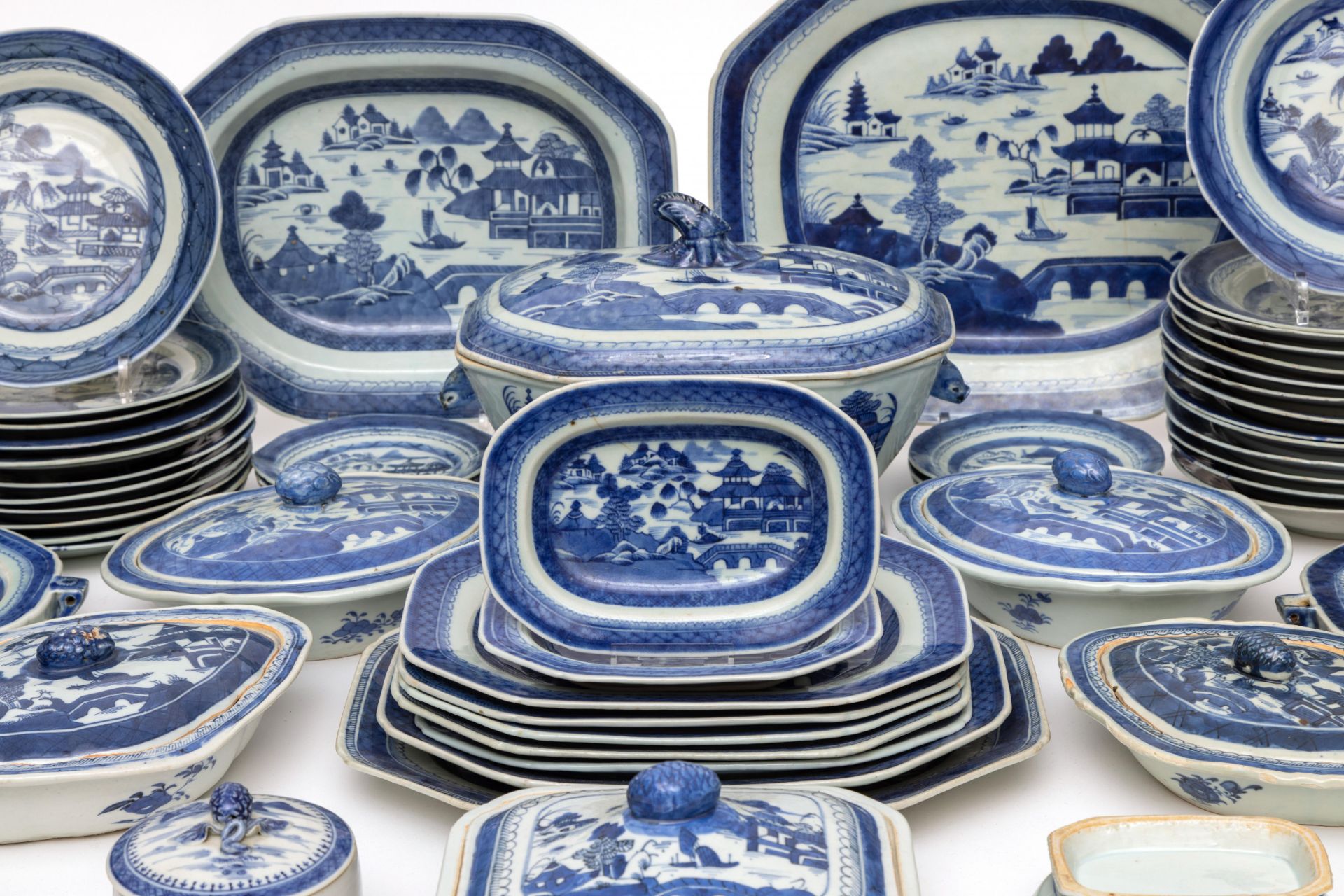 China, Canton blue and white composite porcelain part dinner service, 19th century, - Bild 2 aus 2