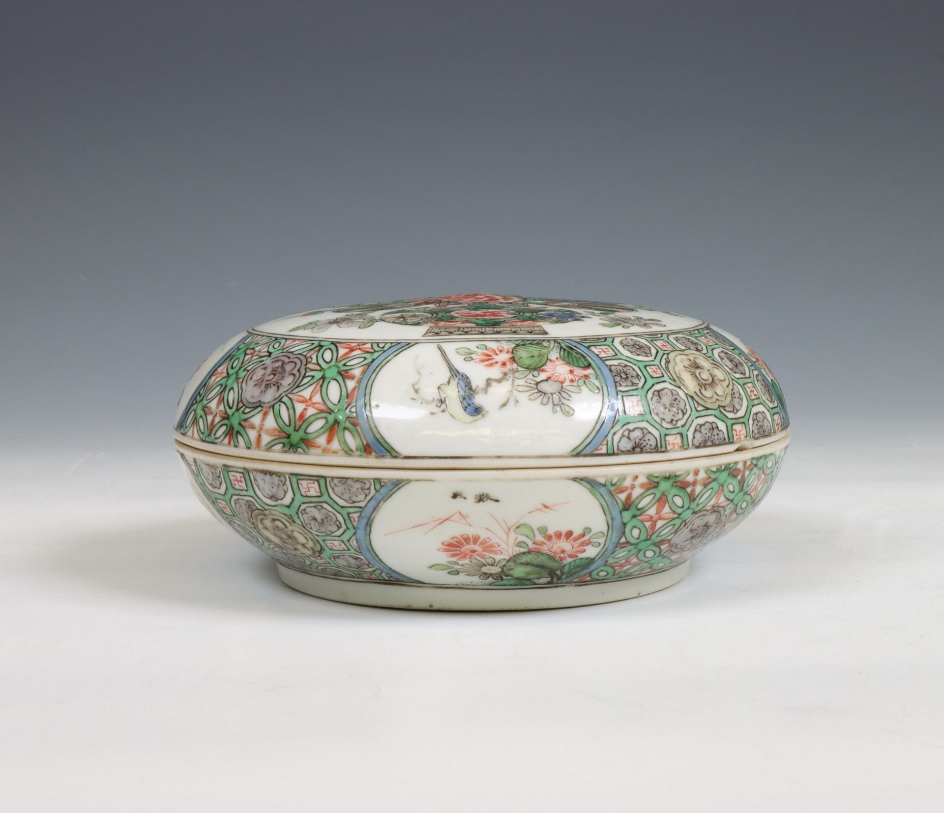 China, a famille verte porcelain circular box and cover, Kangxi period (1662-1722), - Bild 10 aus 10