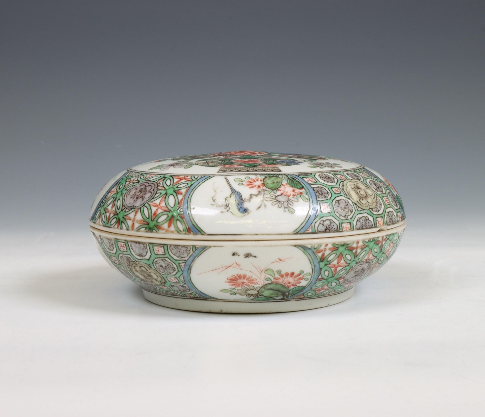 China, a famille verte porcelain circular box and cover, Kangxi period (1662-1722), - Image 10 of 10