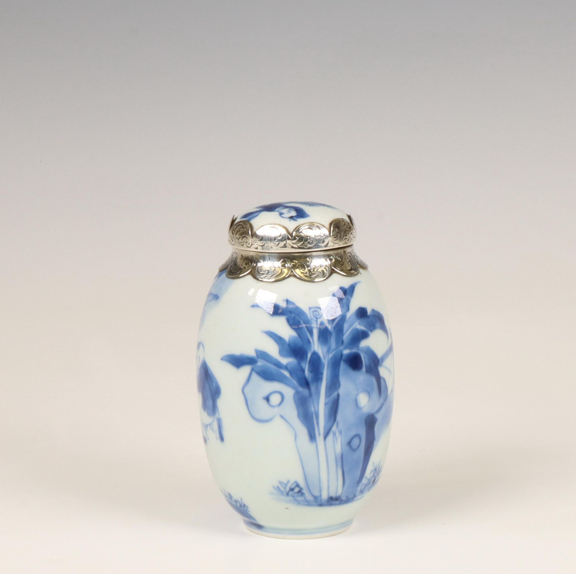 China, a silver-mounted blue and white porcelain oviform tea-caddy and cover, Kangxi period (1662-17 - Bild 2 aus 6