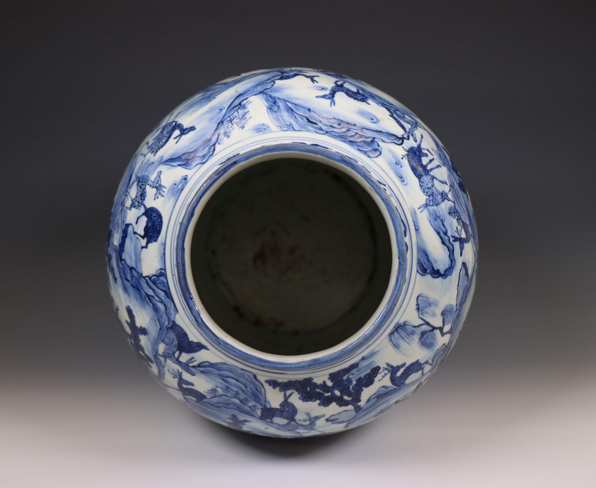 China, blue and white porcelain 'one hundred deer' baluster vase, late Qing dynasty (1644-1912), - Bild 4 aus 6