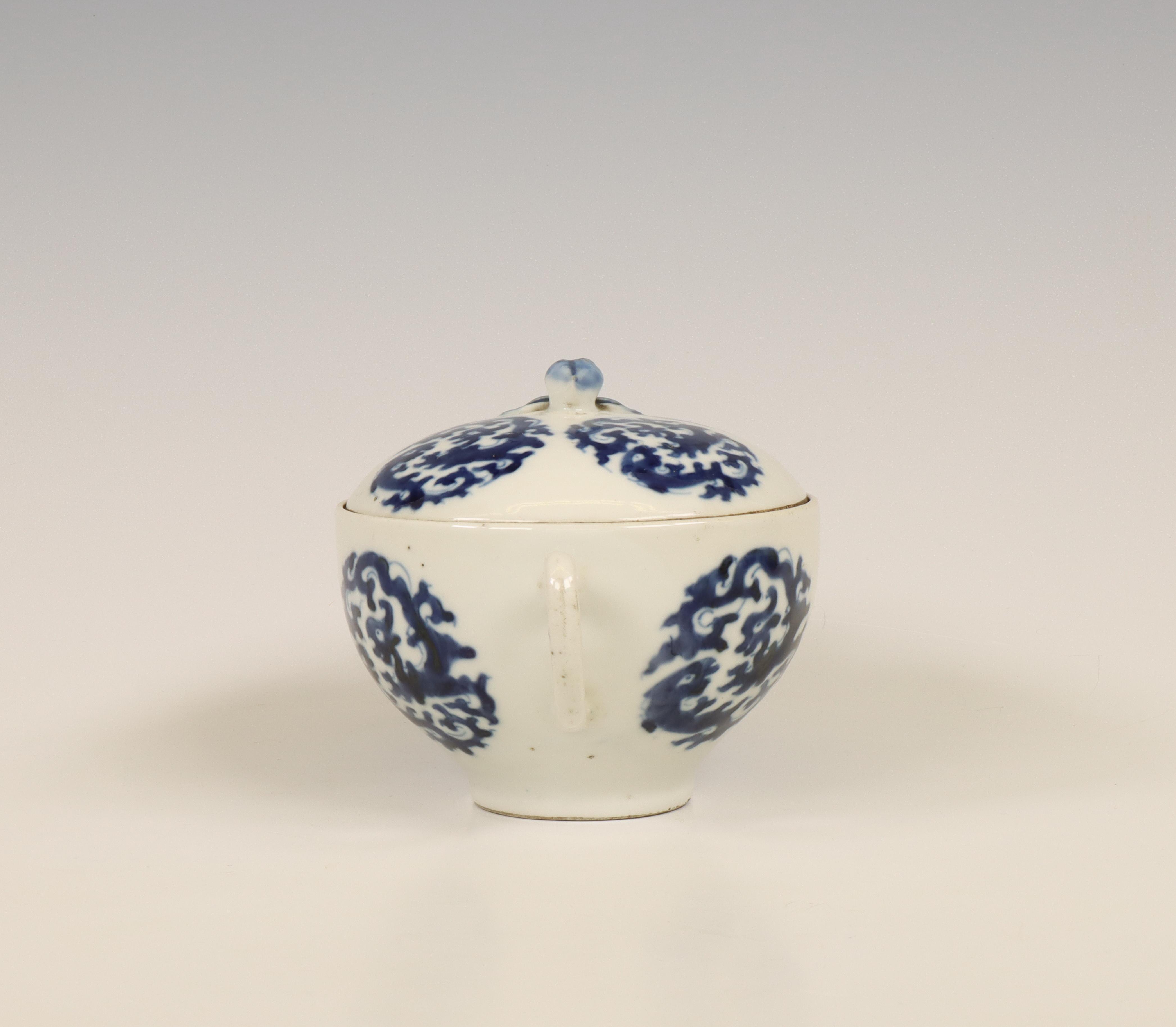 China, a blue and white porcelain 'chilong' teapot and cover, late Qing dynasty (1644-1912), - Image 9 of 9