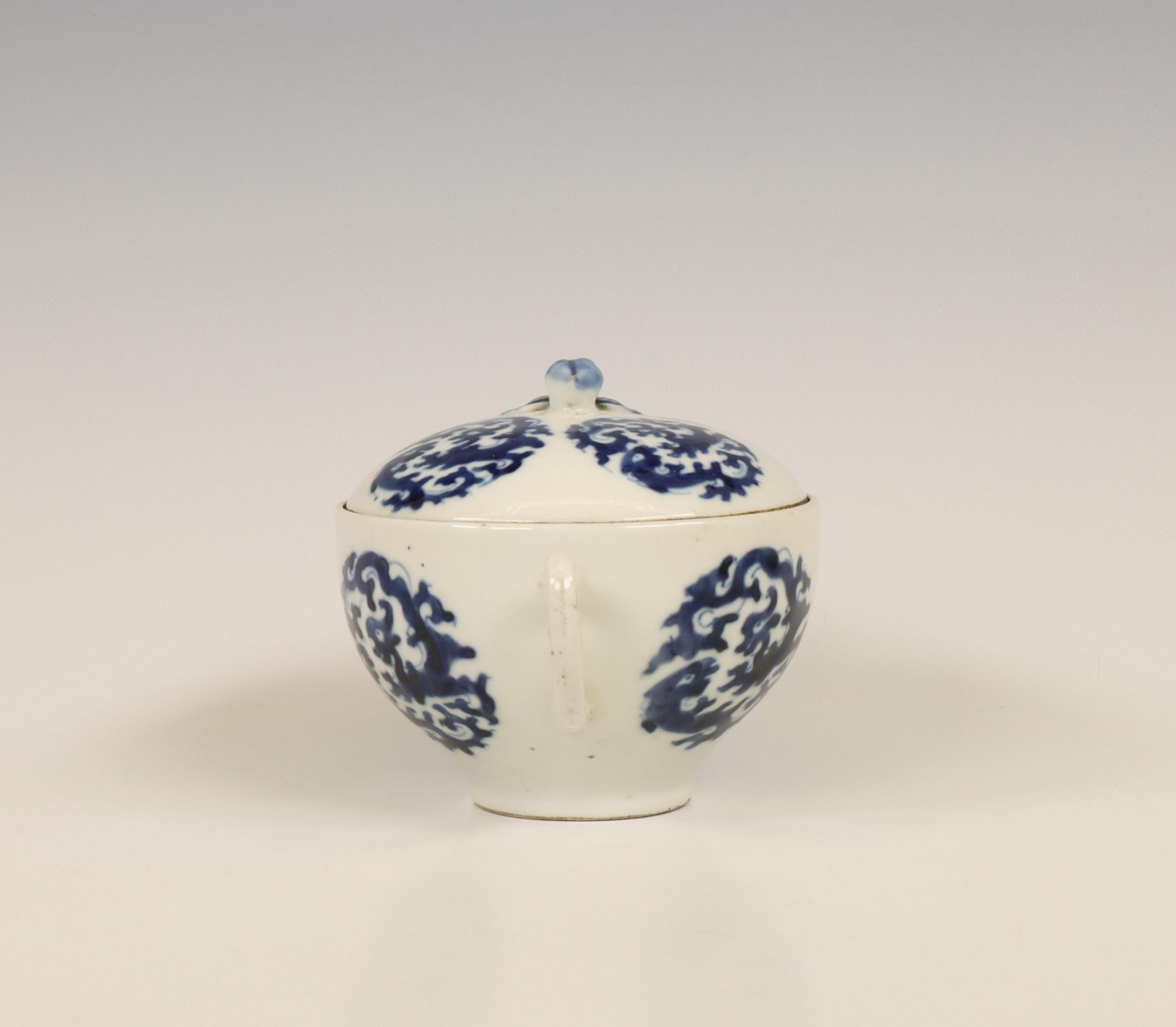 China, a blue and white porcelain 'chilong' teapot and cover, late Qing dynasty (1644-1912), - Bild 9 aus 9