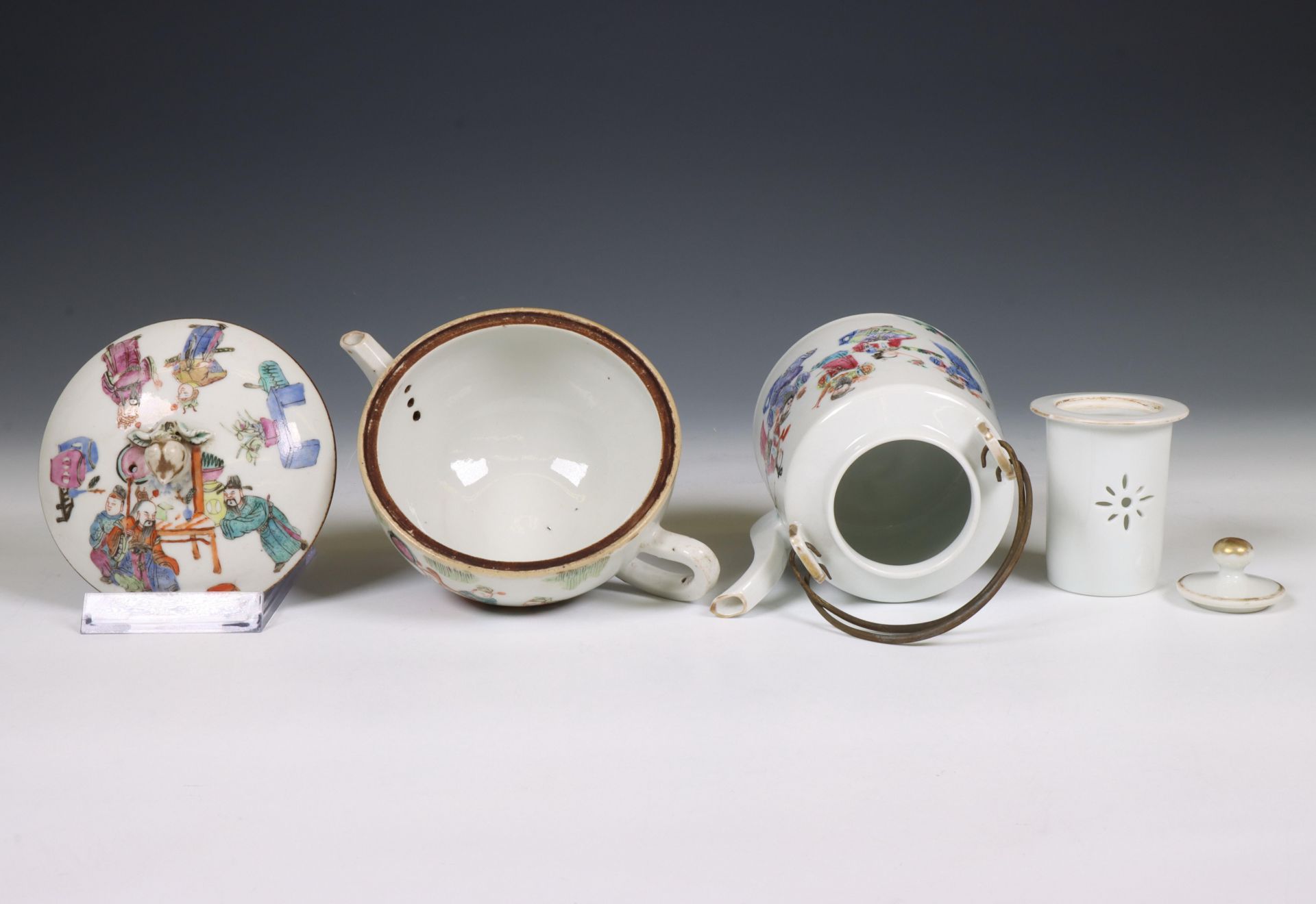 China, two famille rose porcelain teapots and covers, 19th/ 20th century, - Image 4 of 6