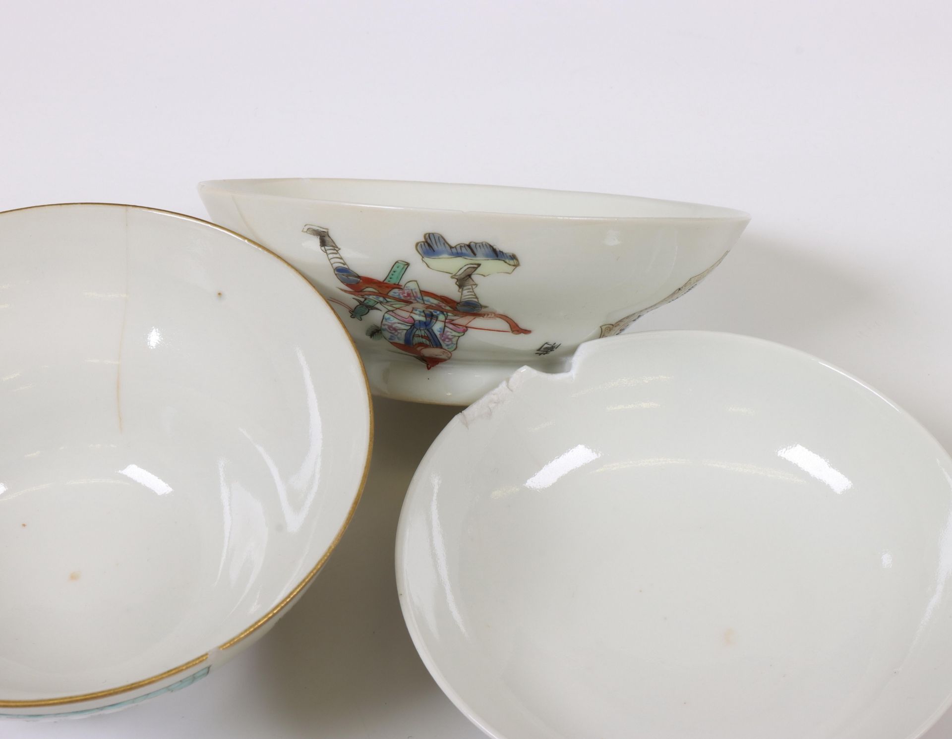 China, a collection of famille rose porcelain 'Wu Shuang Pu' ogee-form cups, covers and saucers, 19t - Bild 2 aus 8